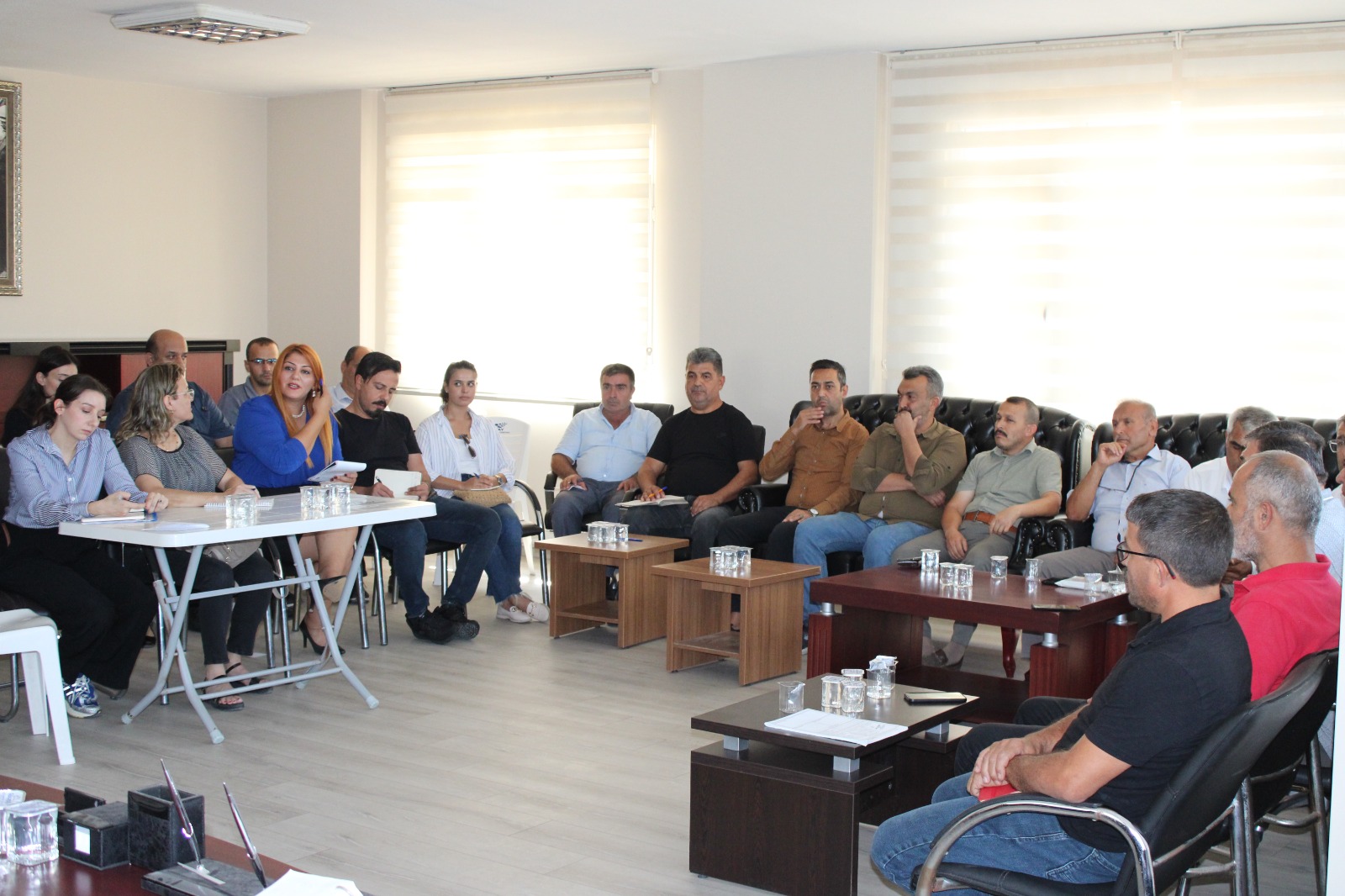 Hatay Büyükşehir Belediyesi, "Hatay Ayağa Kalkıyor" parolasıyla 15 ilçede yeniden inşa ve ihya amacıyla muhtarlarla istişare toplantıları düzenliyor. 