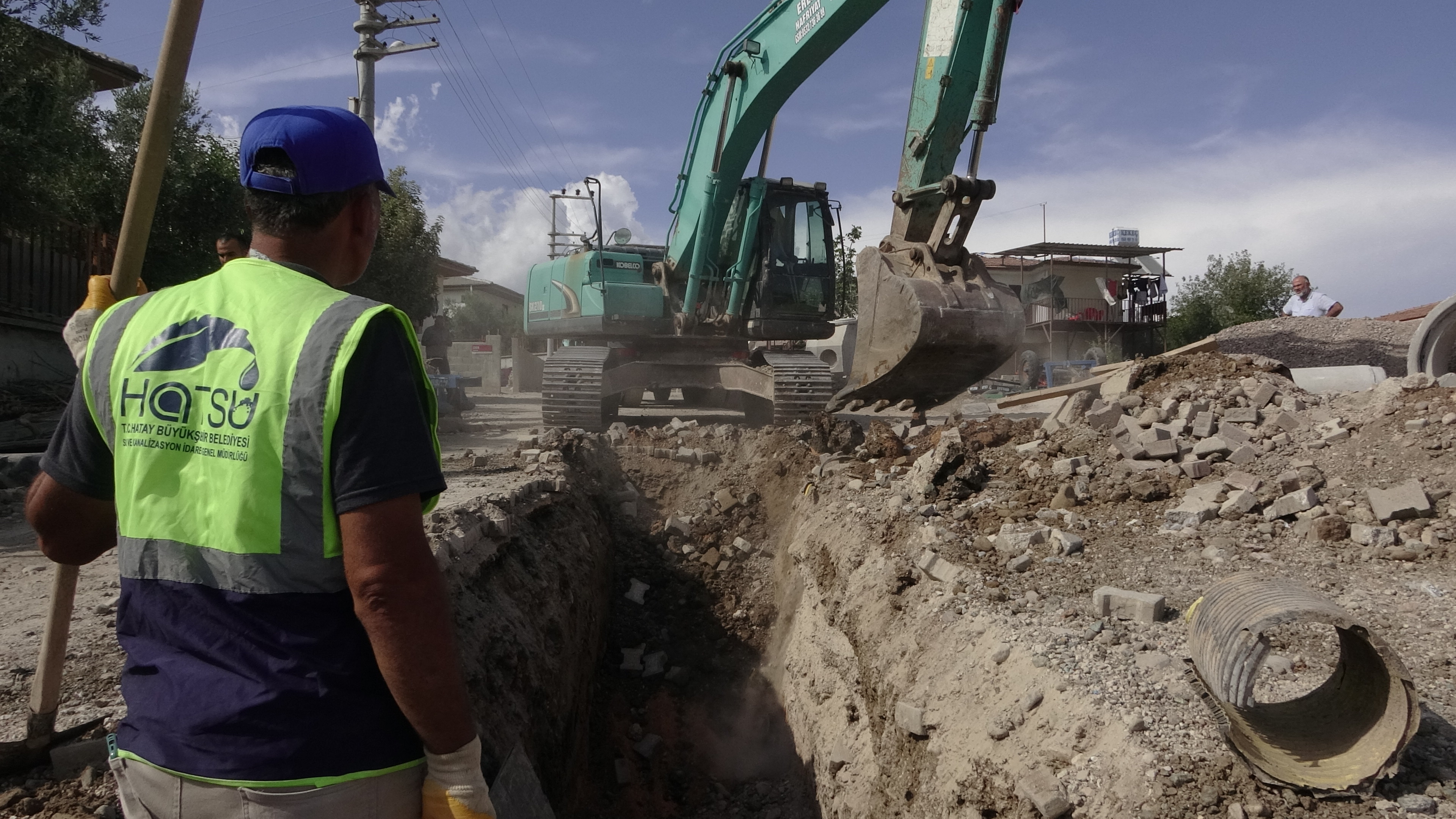 HATSU, Kırıkhan Özyörük Mahallesi'nde 375 metre yağmur suyu hattı ve 400 metre kanalizasyon hattı inşa etti. 