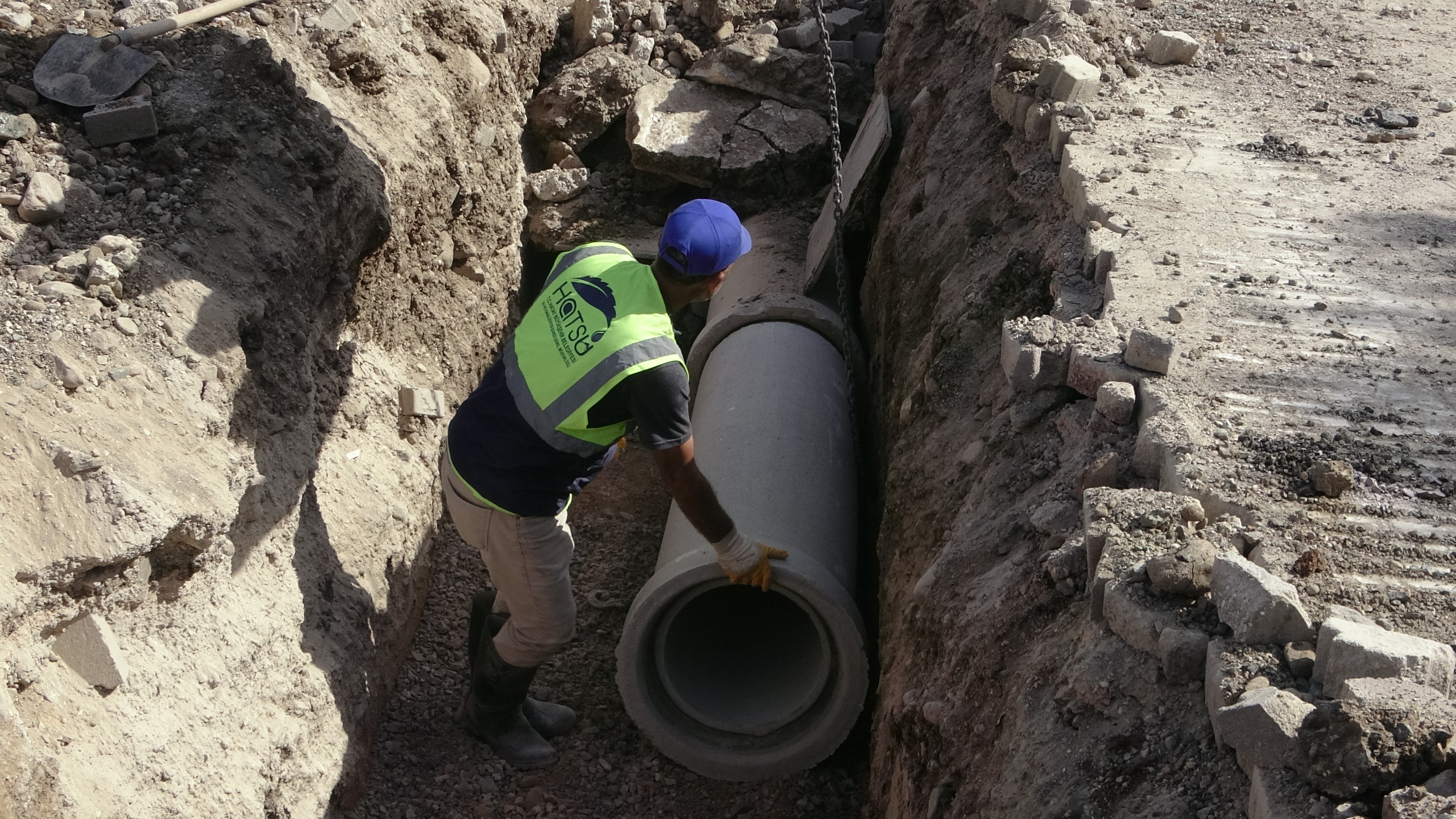 HATSU, Kırıkhan Özyörük Mahallesi'nde 375 metre yağmur suyu hattı ve 400 metre kanalizasyon hattı inşa etti. 