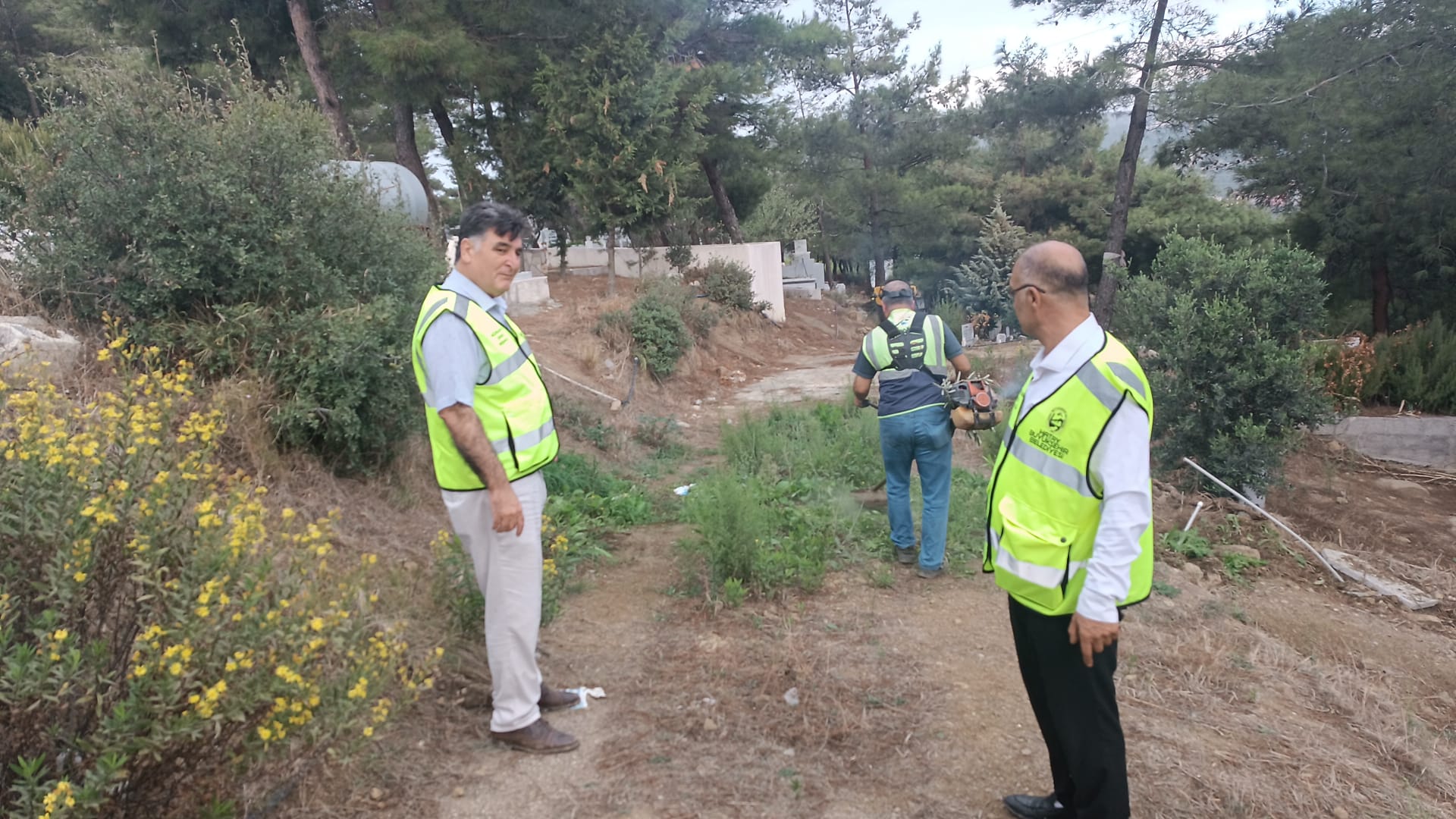 Hatay Büyükşehir Belediyesi, İskenderun, Belen, Arsuz, Payas, Dörtyol ve Erzin ilçelerindeki 115 mezarlıkta kapsamlı temizlik ve ilaçlama çalışmaları yapıyor.