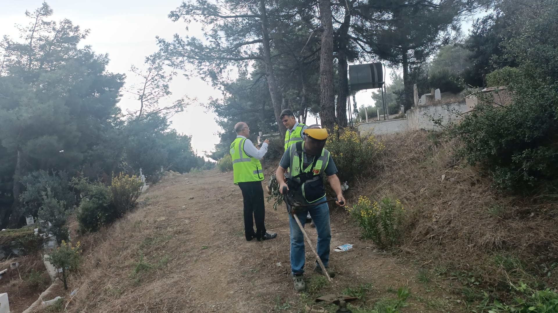 Hatay Büyükşehir Belediyesi, İskenderun, Belen, Arsuz, Payas, Dörtyol ve Erzin ilçelerindeki 115 mezarlıkta kapsamlı temizlik ve ilaçlama çalışmaları yapıyor.