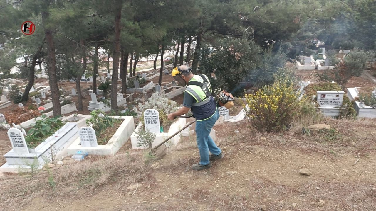 Hatay Büyükşehir Belediyesi'nden 6 İlçede Mezarlık Temizliği ve İlaçlama Çalışmaları