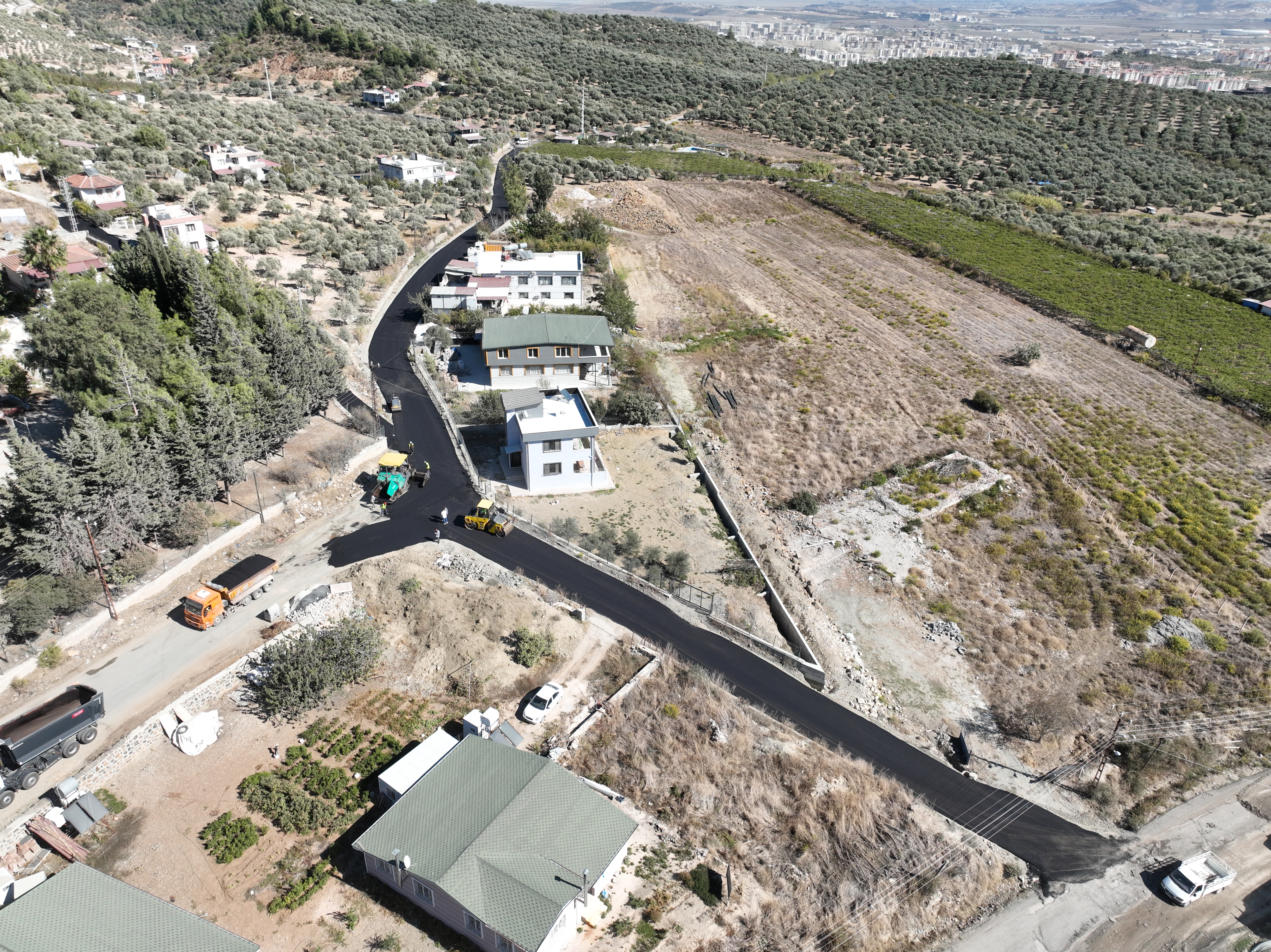 Hatay Büyükşehir Belediyesi, 15 ilçede güvenli ve konforlu ulaşım için başlattığı asfaltlama çalışmalarını sürdürüyor. 