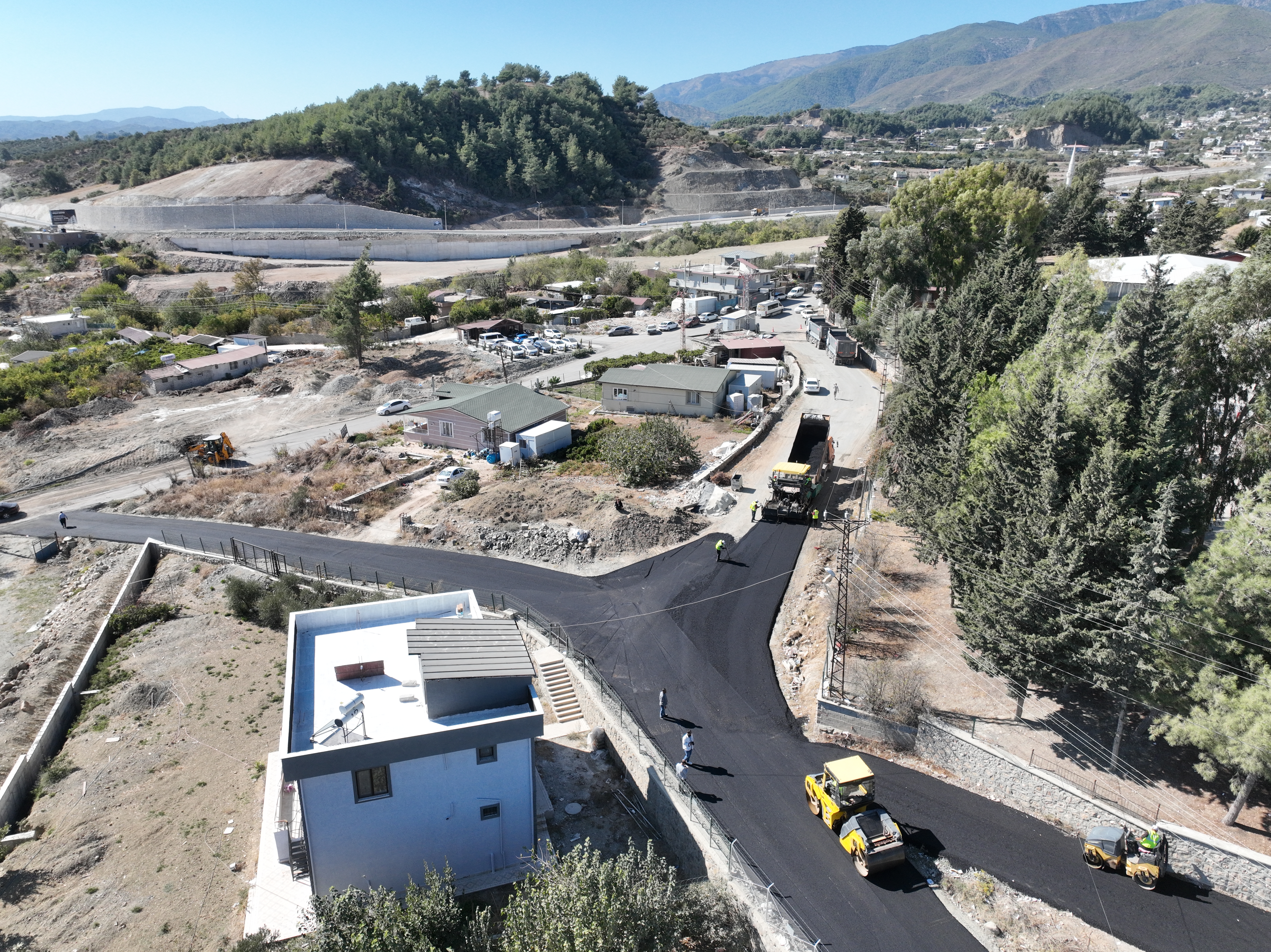 Hatay Büyükşehir Belediyesi, 15 ilçede güvenli ve konforlu ulaşım için başlattığı asfaltlama çalışmalarını sürdürüyor. 