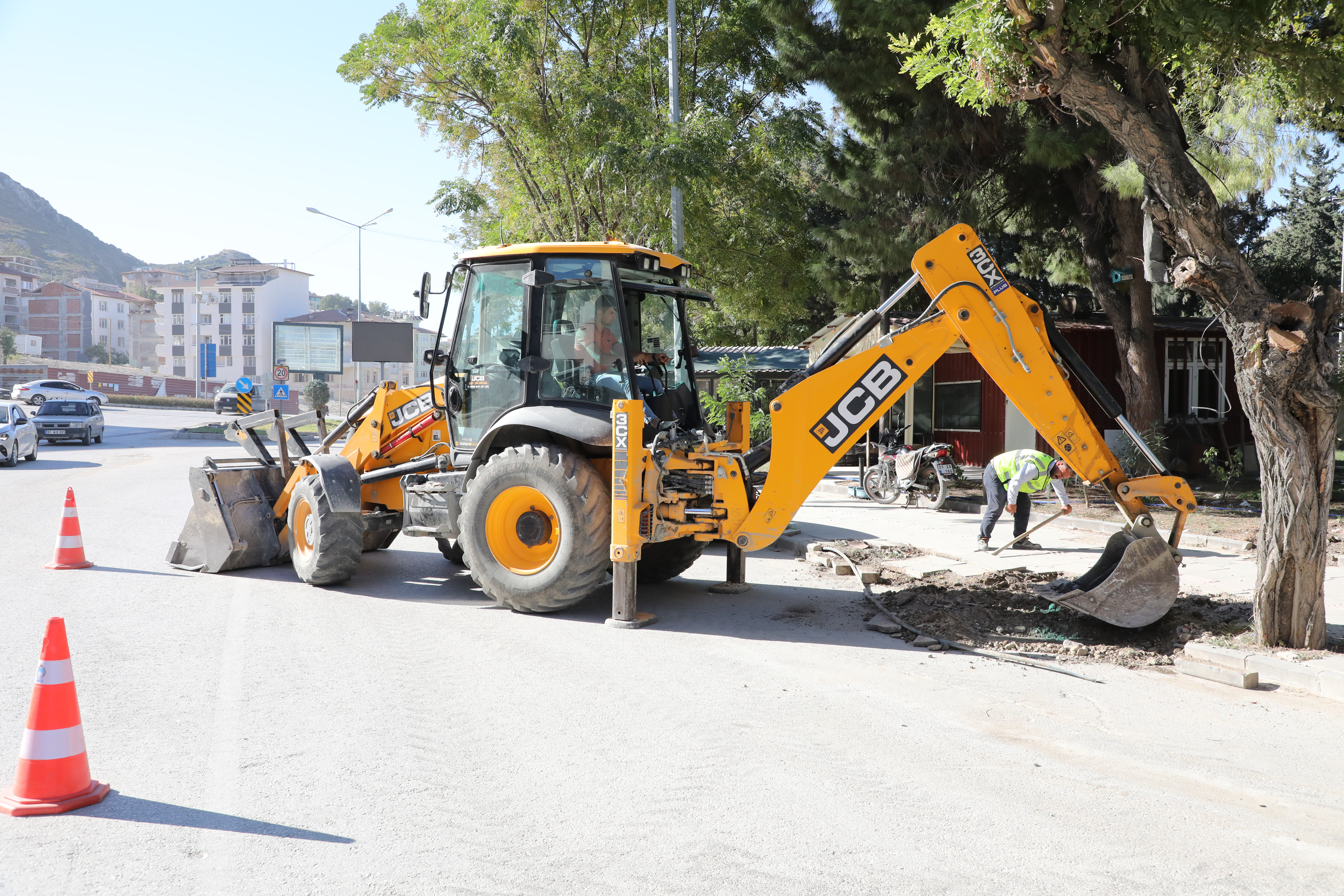 Hatay Büyükşehir Belediyesi, 6 Şubat depremlerinden etkilenen Antakya'da kapsamlı bakım ve onarım çalışmalarına devam ediyor. 