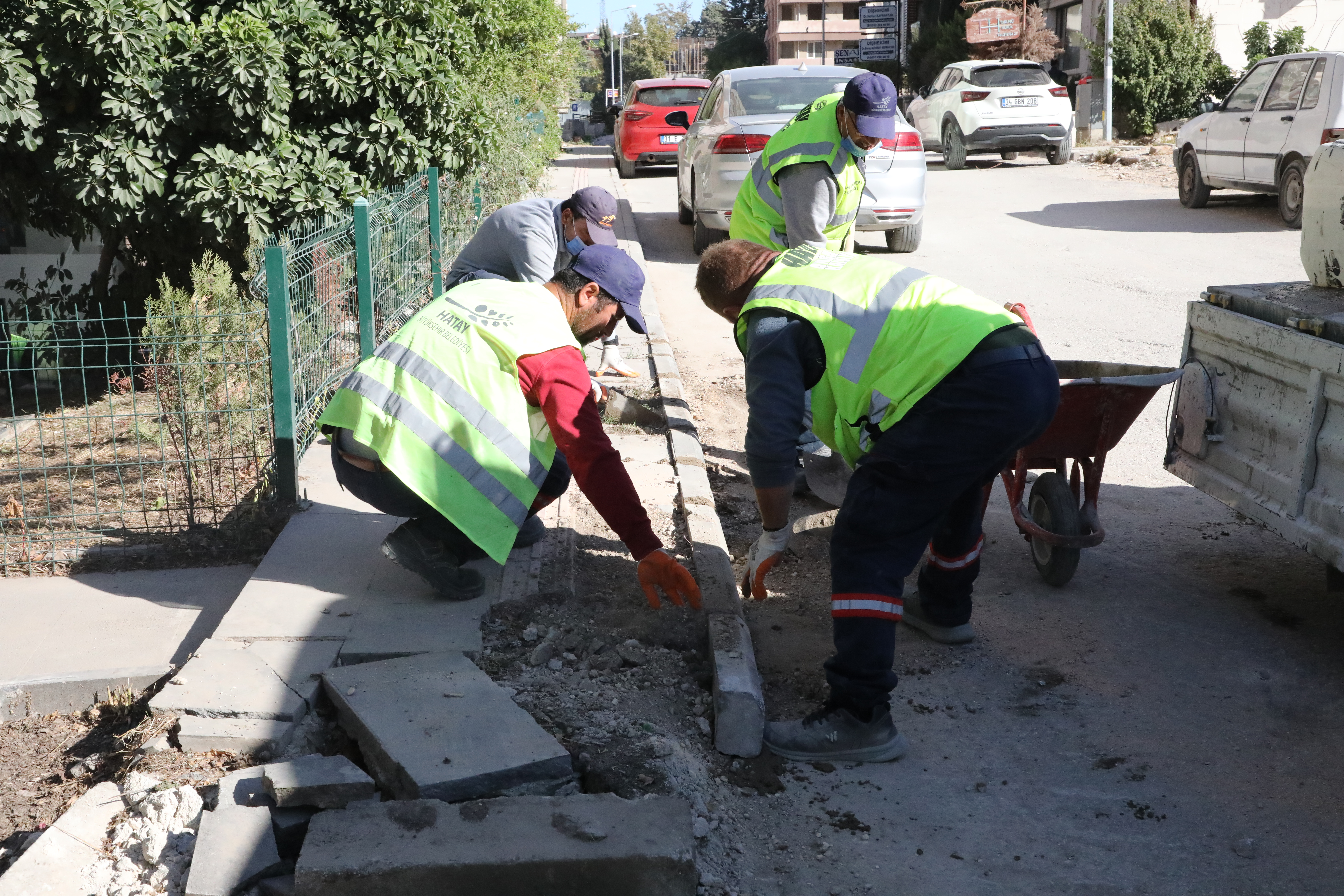 Hatay Büyükşehir Belediyesi, 6 Şubat depremlerinden etkilenen Antakya'da kapsamlı bakım ve onarım çalışmalarına devam ediyor. 