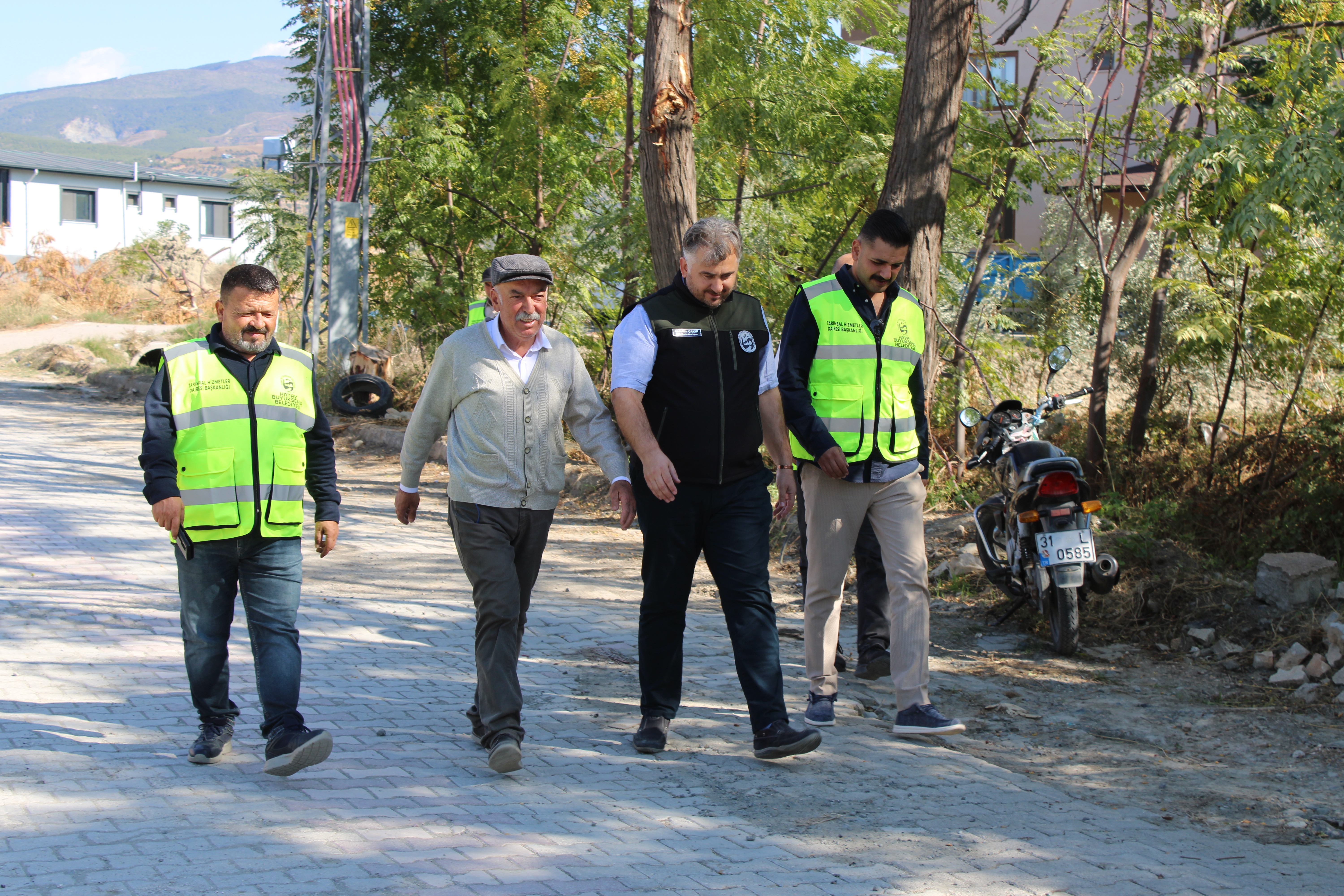 Hatay Büyükşehir Belediyesi, çiftçilerin verimliliğini artırmak için tarım alanlarının sulama problemlerine çözüm sunmaya devam ediyor. 