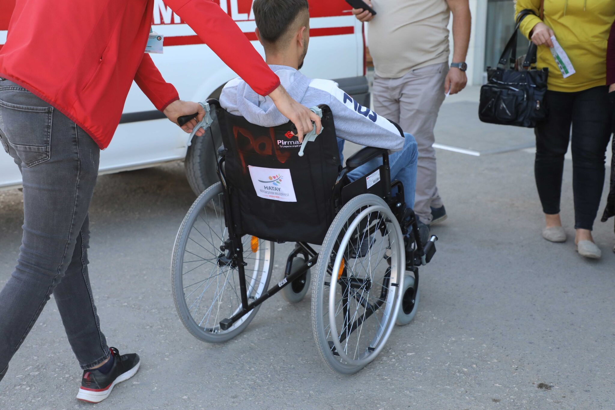 Hatay Büyükşehir Belediyesi, ihtiyaç sahiplerine yönelik desteklerini sürdürüyor. HBB Sağlık ve Sosyal Hizmetler Dairesi, Defne Devlet Hastanesi'ne 25 tekerlekli sandalye bağışladı. 