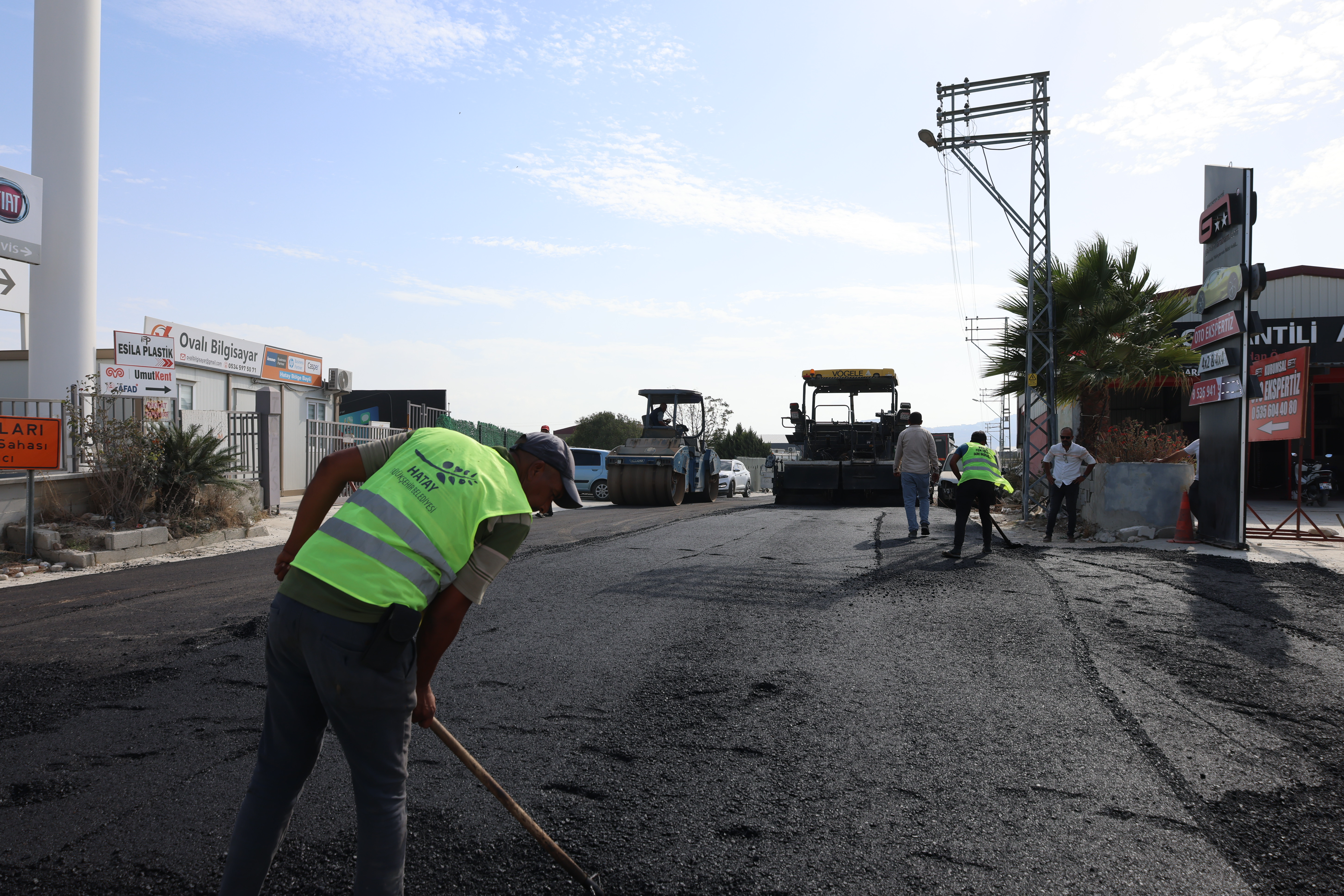 Hatay Büyükşehir Belediyesi, yol yenileme çalışmalarına hız kesmeden devam ediyor.