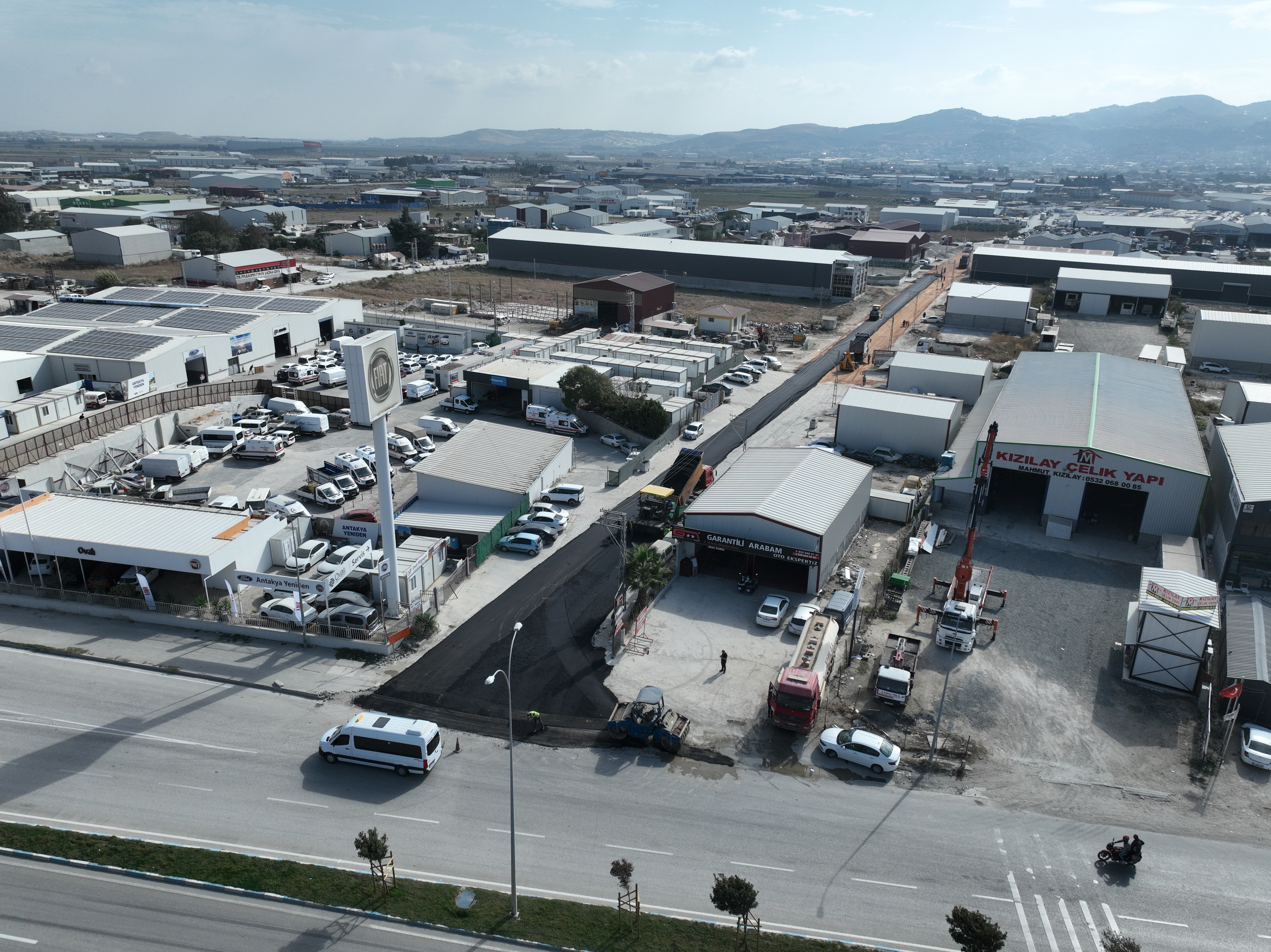 Hatay Büyükşehir Belediyesi, yol yenileme çalışmalarına hız kesmeden devam ediyor.