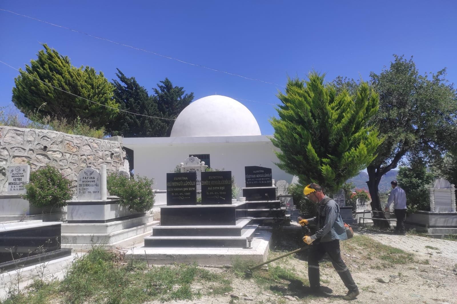 Hatay Büyükşehir Belediyesi, kutsal günlerde ziyaret edilen mezarlıklarda düzenli bakım ve temizlik çalışmalarını sürdürüyor. 