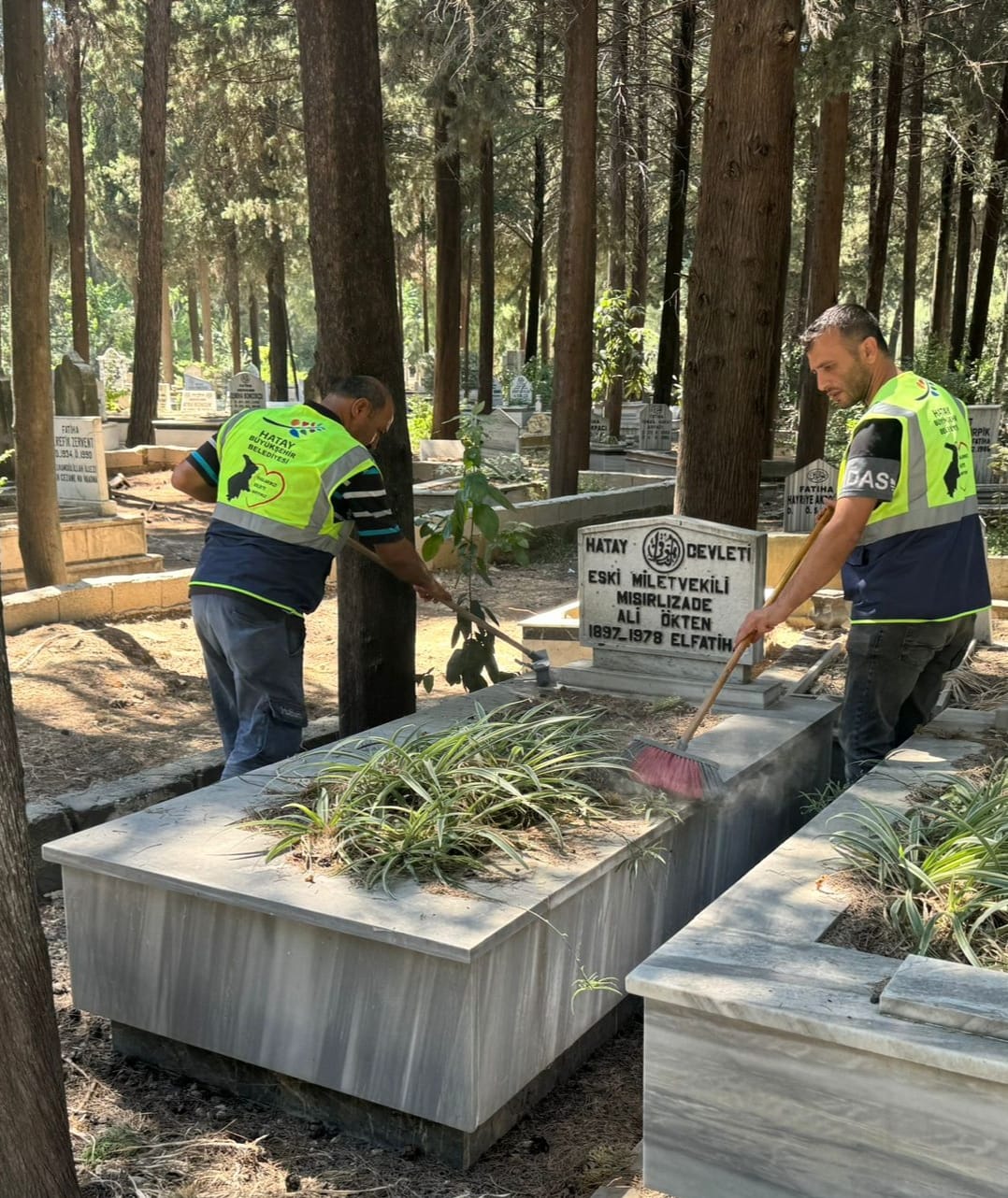 Hatay Büyükşehir Belediyesi, kutsal günlerde ziyaret edilen mezarlıklarda düzenli bakım ve temizlik çalışmalarını sürdürüyor. 