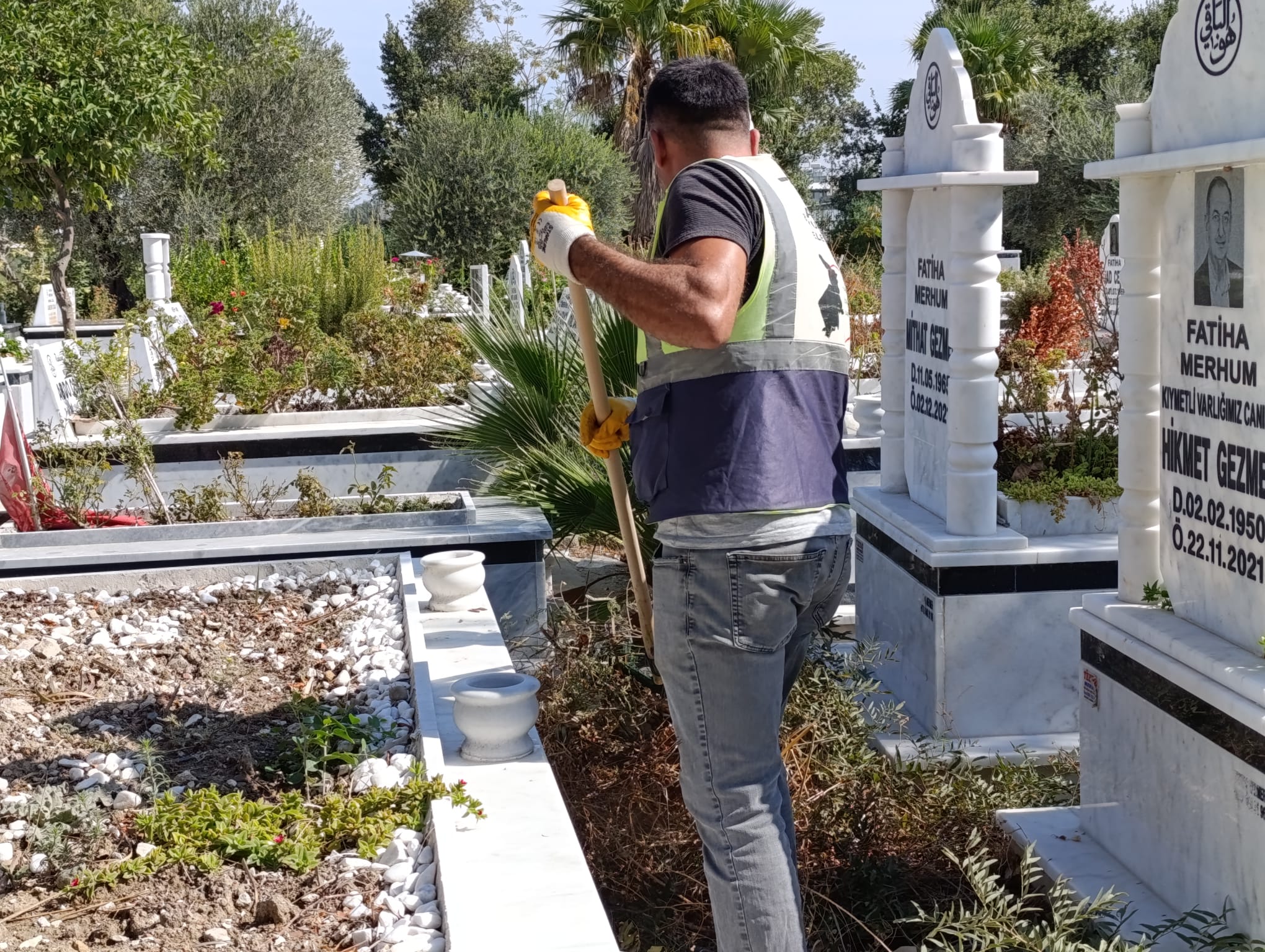 Hatay Büyükşehir Belediyesi, kutsal günlerde ziyaret edilen mezarlıklarda düzenli bakım ve temizlik çalışmalarını sürdürüyor. 