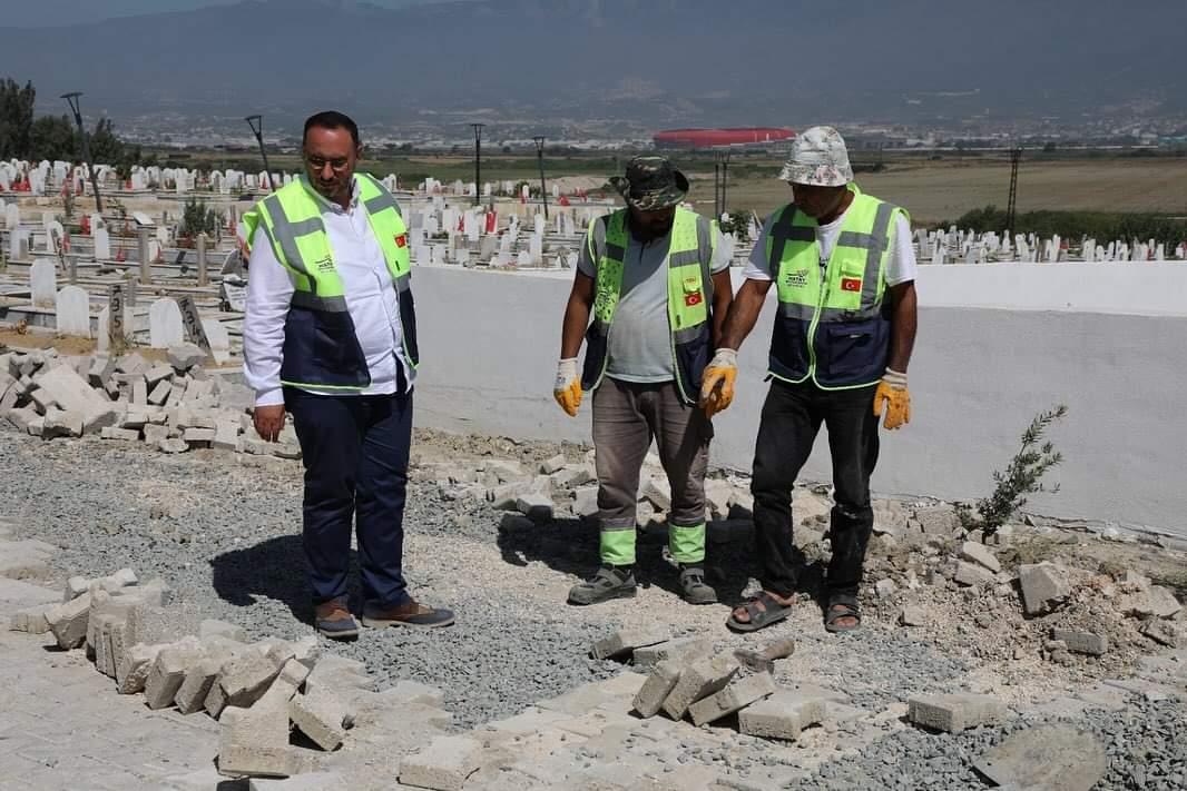 Hatay Büyükşehir Belediyesi, kutsal günlerde ziyaret edilen mezarlıklarda düzenli bakım ve temizlik çalışmalarını sürdürüyor. 