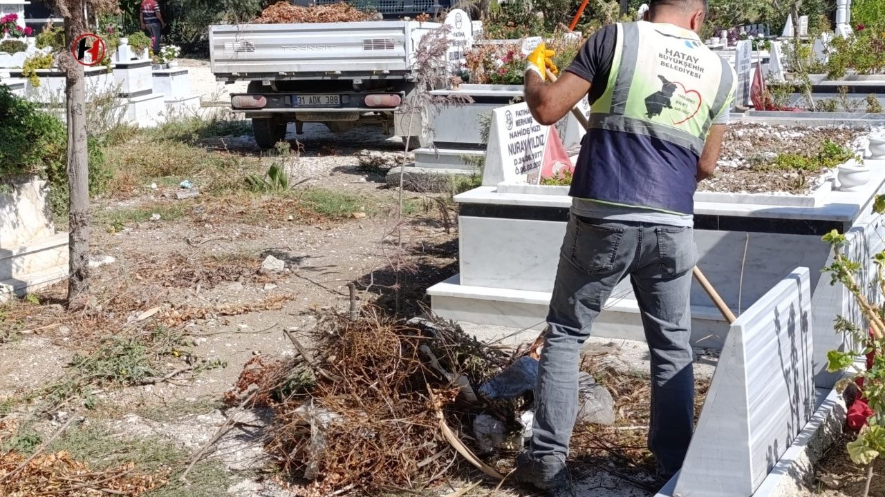 Hatay Büyükşehir Belediyesi'nden Mezarlıklarda Kapsamlı Bakım ve Temizlik Çalışması