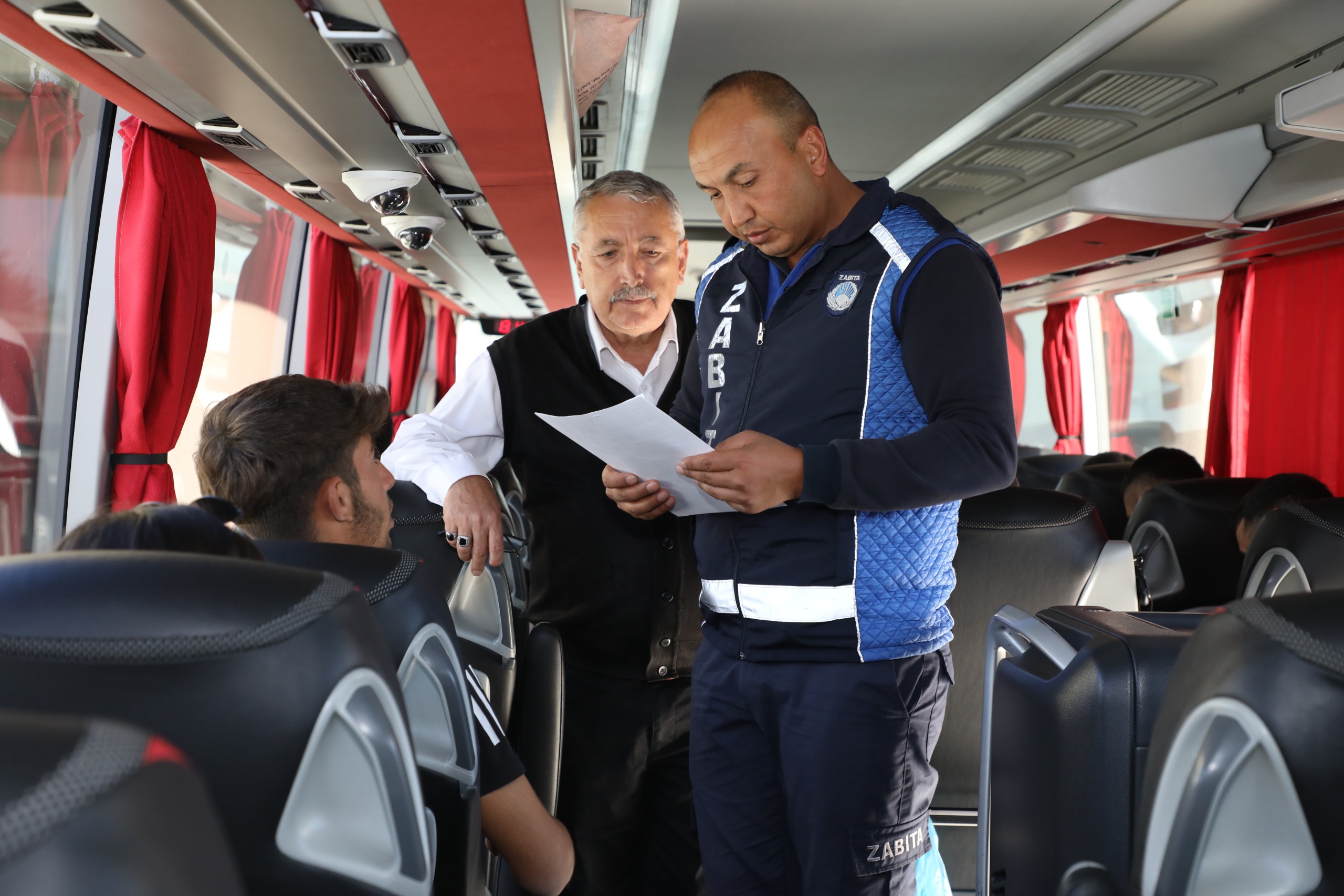 Hatay Büyükşehir Belediyesi, Antakya, Kırıkhan ve İskenderun şehirlerarası otobüs terminalleri ile toplu taşıma araçlarında denetim gerçekleştirdi.