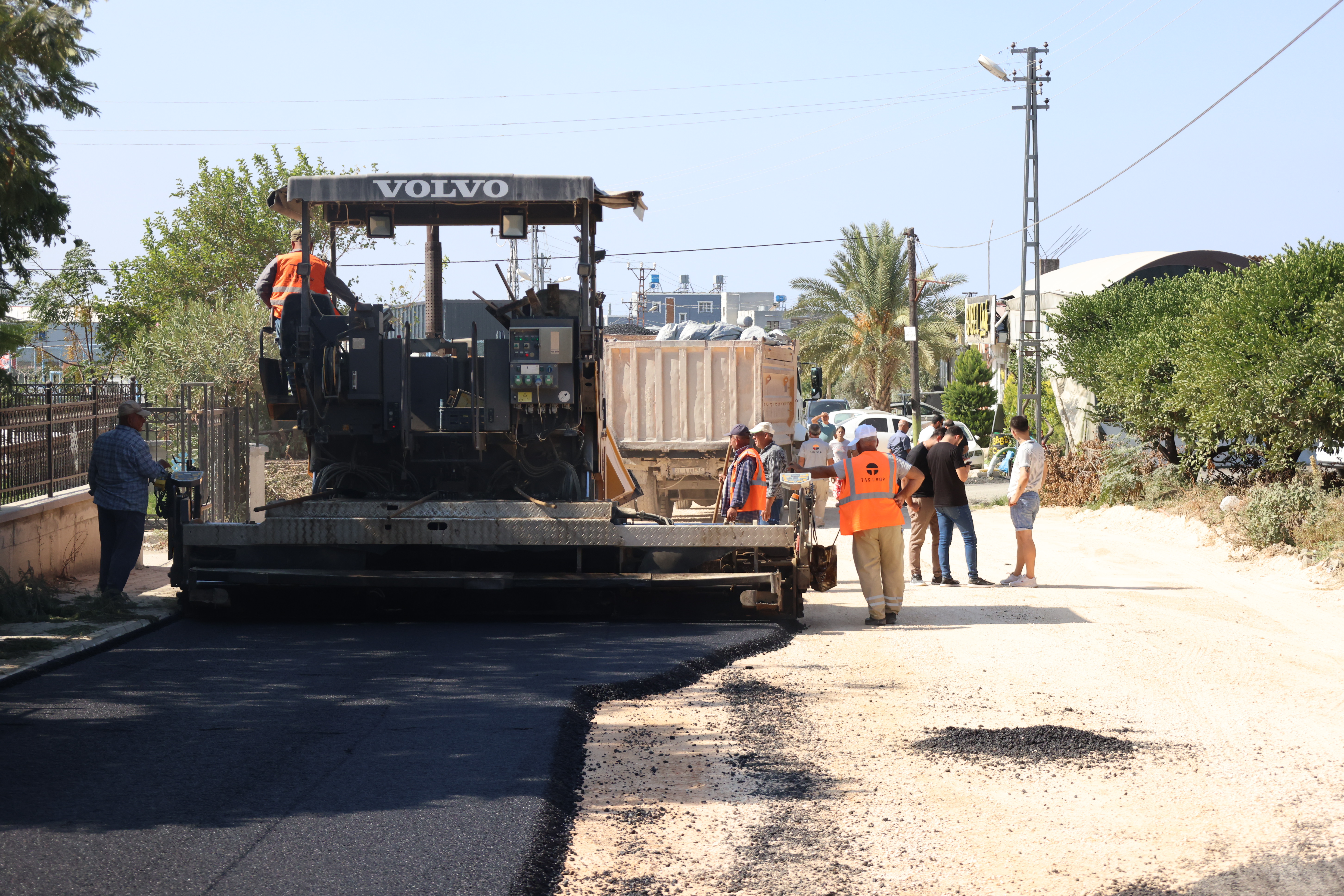 Hatay Büyükşehir Belediyesi, Samandağ ilçesinde yol bakım ve asfaltlama çalışmalarına hız kesmeden devam ediyor. 