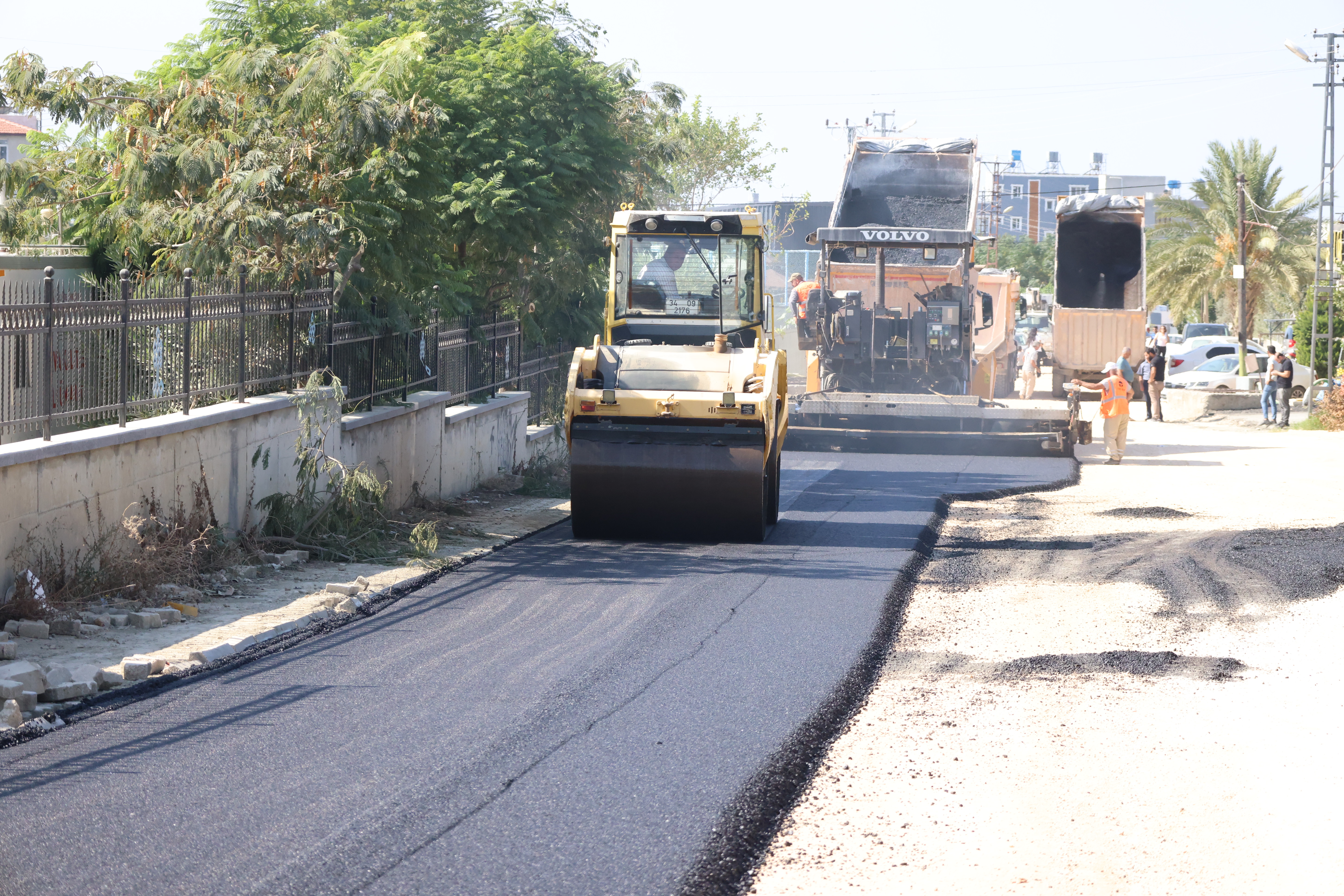 Hatay Büyükşehir Belediyesi, Samandağ ilçesinde yol bakım ve asfaltlama çalışmalarına hız kesmeden devam ediyor. 