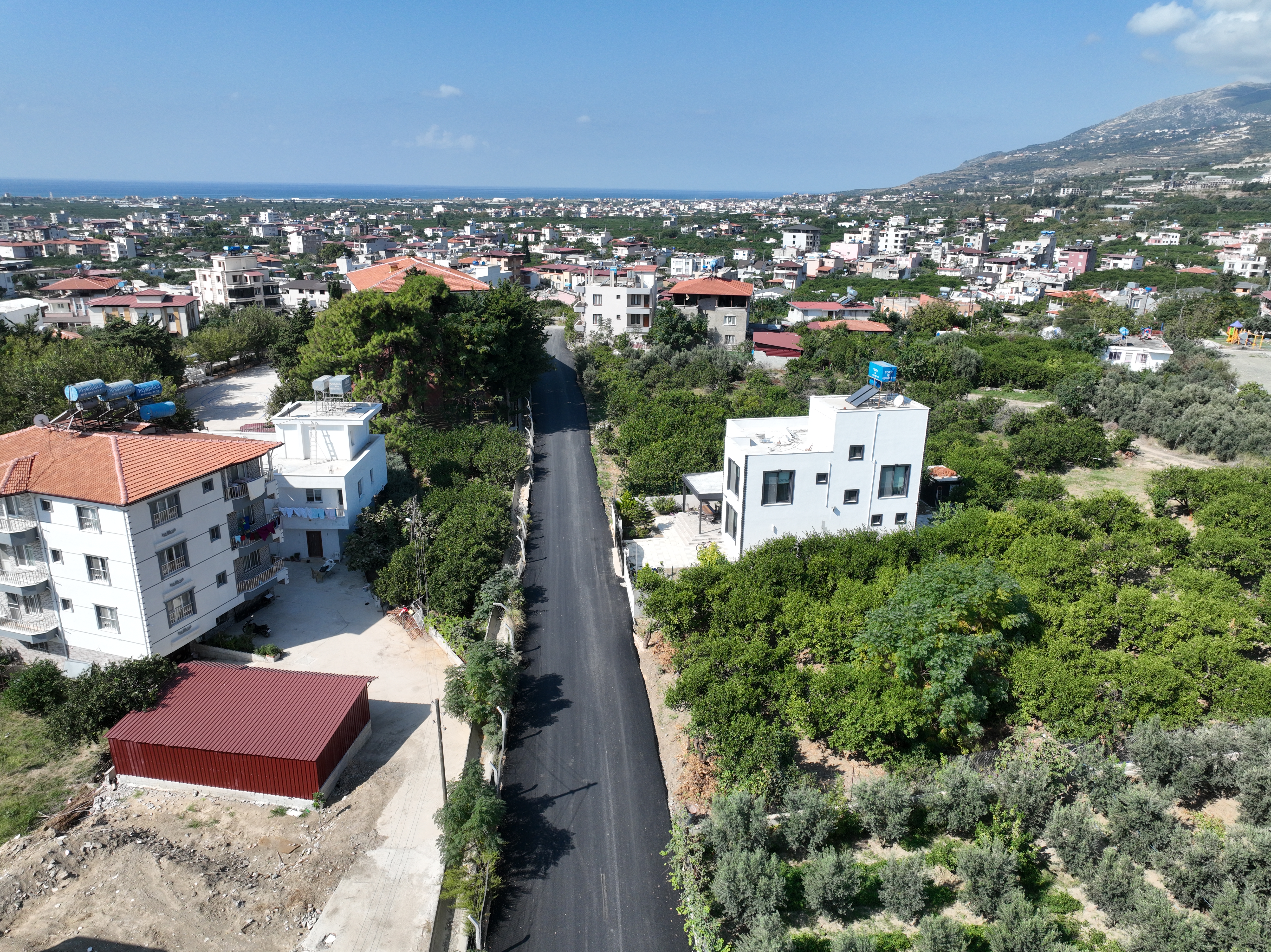 Hatay Büyükşehir Belediyesi, Samandağ ilçesinde yol bakım ve asfaltlama çalışmalarına hız kesmeden devam ediyor. 