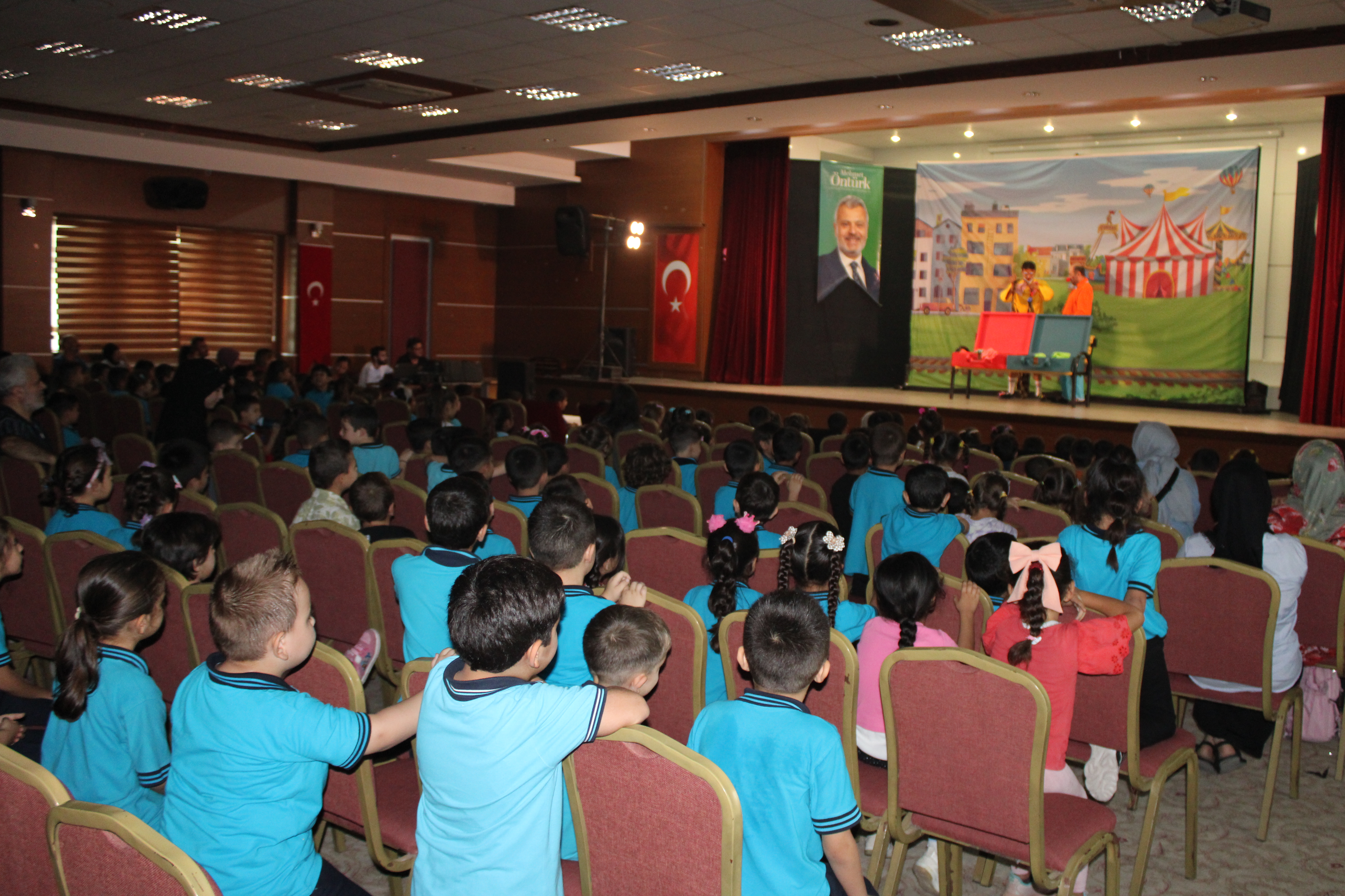 Hatay Büyükşehir Belediyesi Şehir Tiyatrosu'nun "İki Bavul Dolusu" adlı çocuk oyunu, Antakya ve İskenderun'daki minik izleyicilerle buluştu. 