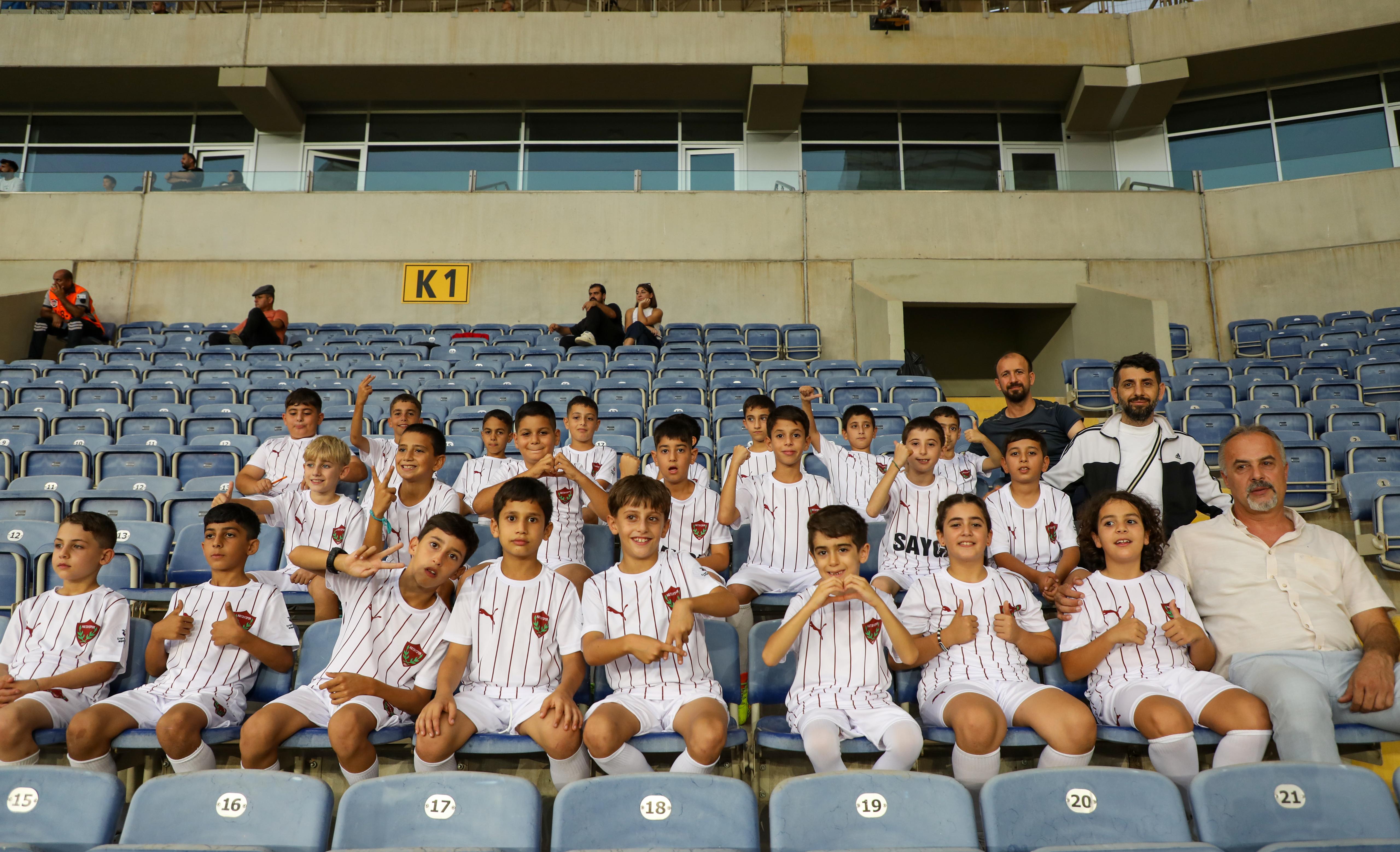 Hatay Büyükşehir Belediyesi (HBB) ve Atakaş Hatayspor, sosyal sorumluluk projesiyle depremzede çocuklara unutulmaz bir maç deneyimi sundu.