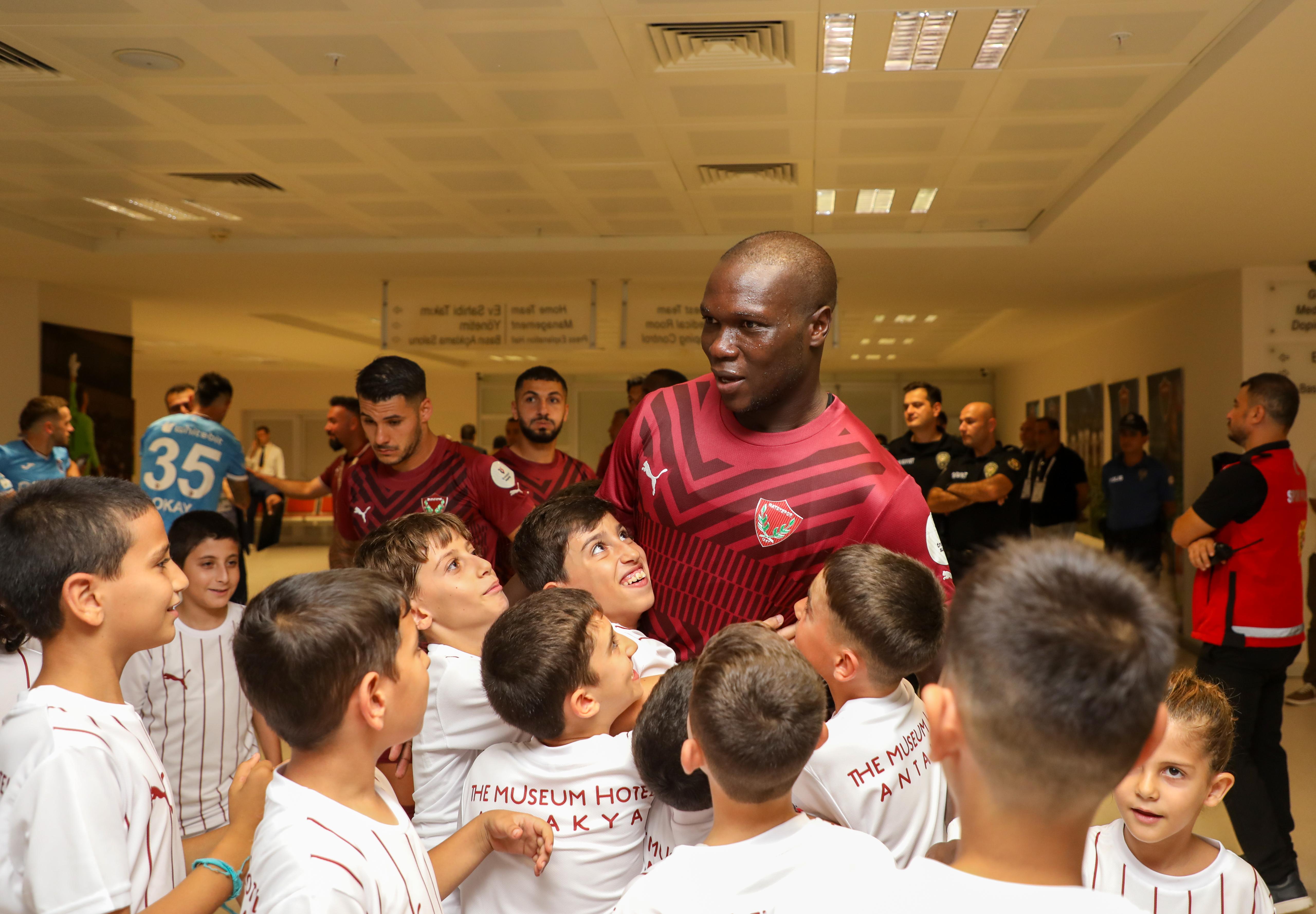 Hatay Büyükşehir Belediyesi (HBB) ve Atakaş Hatayspor, sosyal sorumluluk projesiyle depremzede çocuklara unutulmaz bir maç deneyimi sundu.