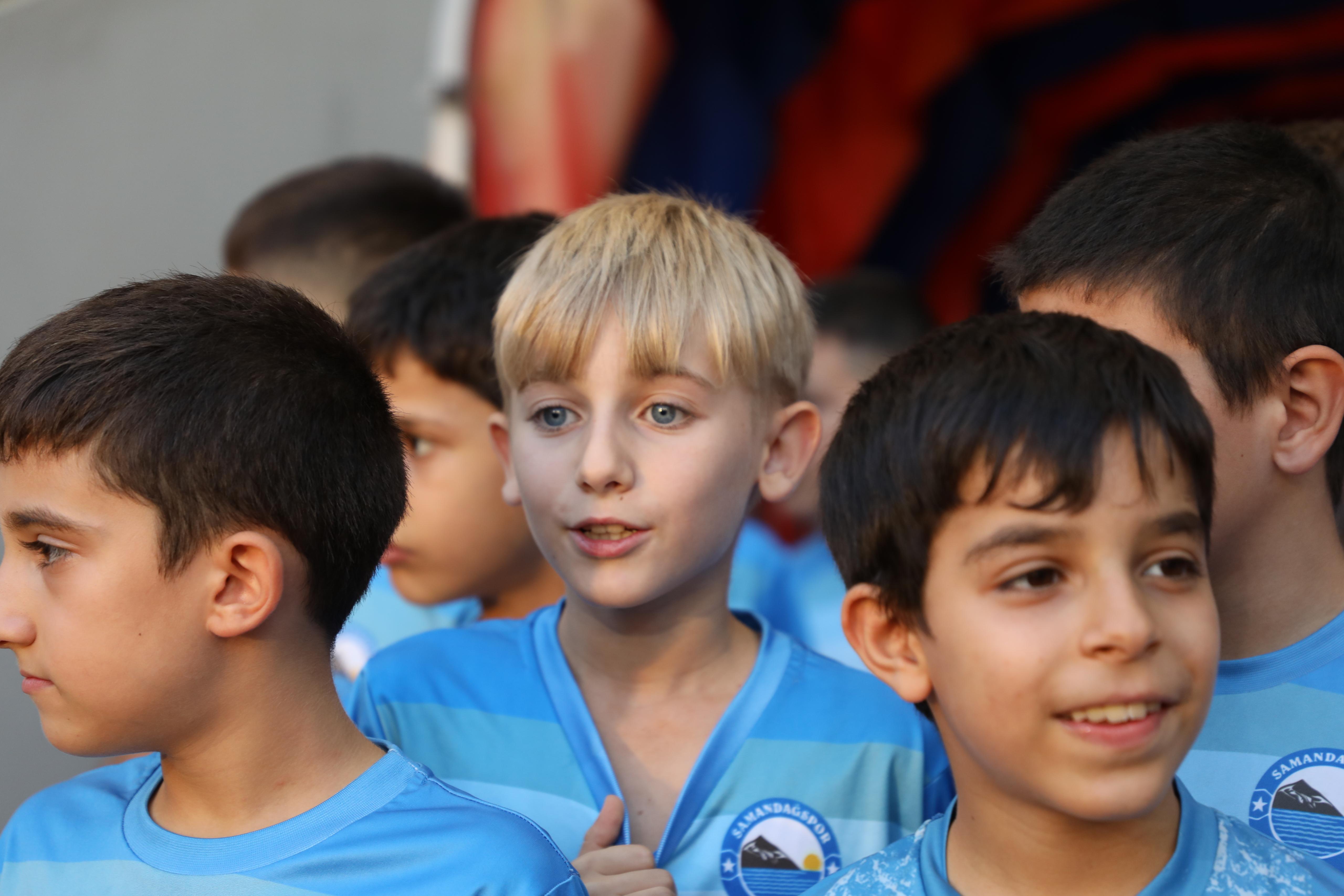 Hatay Büyükşehir Belediyesi (HBB) ve Atakaş Hatayspor, sosyal sorumluluk projesiyle depremzede çocuklara unutulmaz bir maç deneyimi sundu.