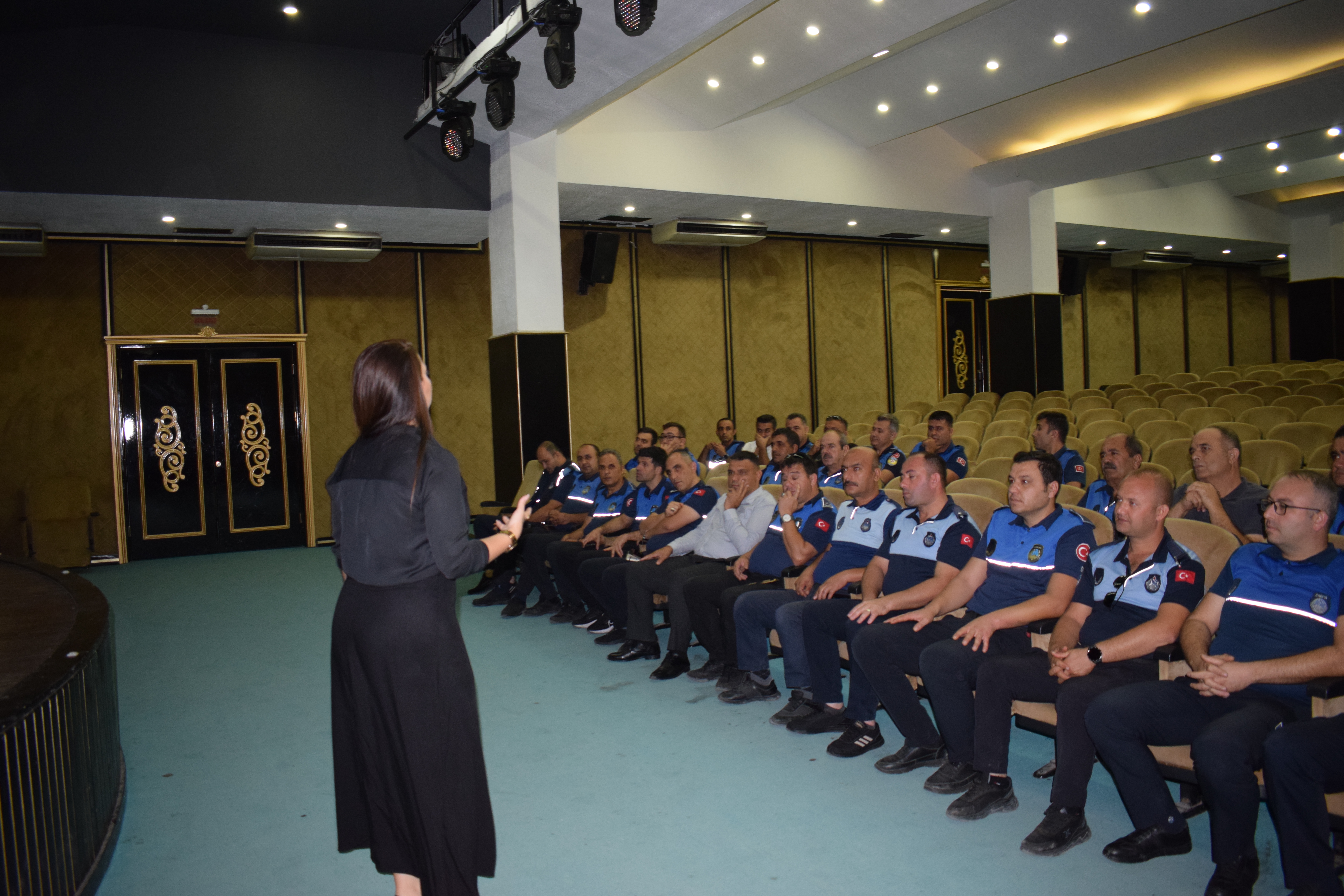 Hatay Büyükşehir Belediyesi, UNİCEF iş birliği ile İskenderun’daki zabıta personeline "Öfke Kontrolü ve İletişim" eğitimi verdi.