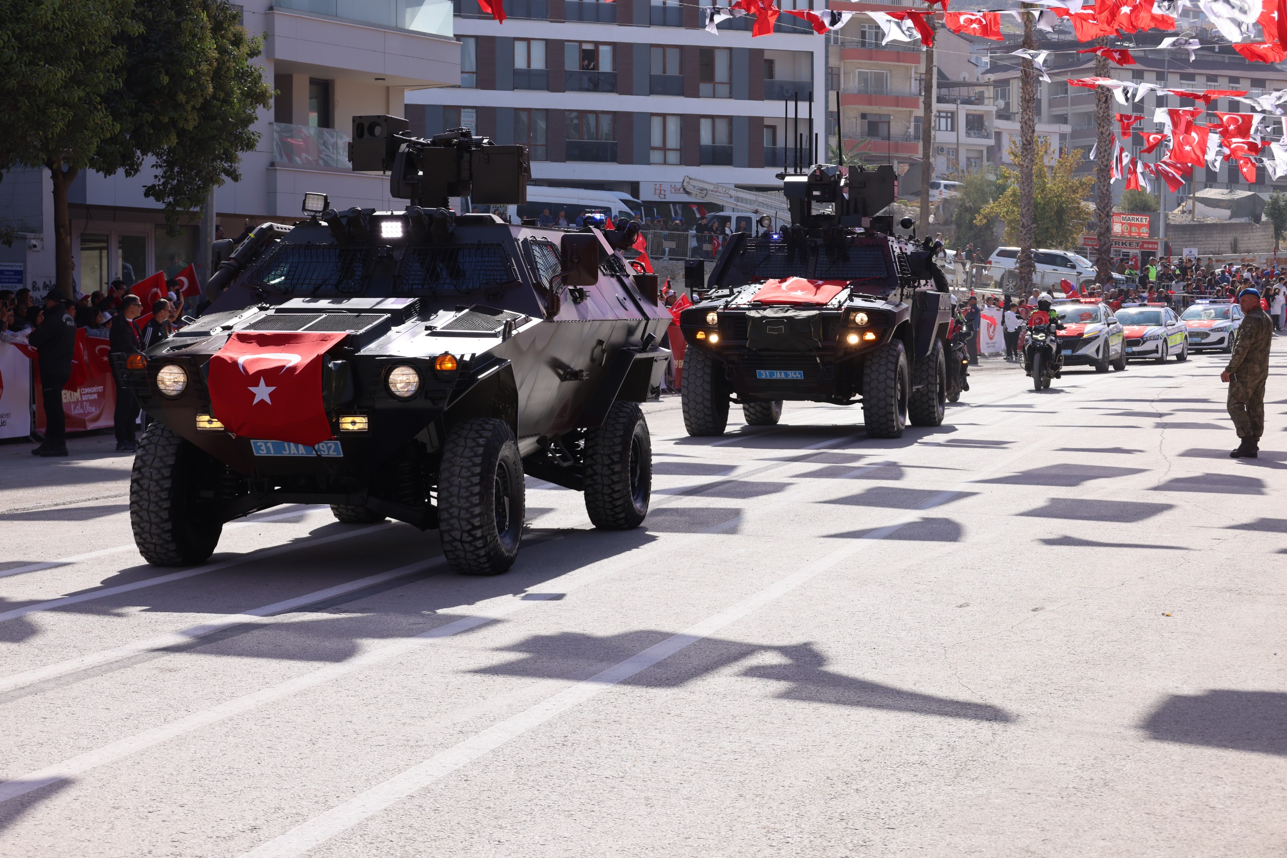 Hatay, 29 Ekim Cumhuriyet Bayramı’nı 101. yılda büyük bir coşkuyla kutladı. Vali Masatlı ve protokol üyeleri katıldı; etkinliklerde özel gösteriler ve hediyelerle bayram neşesi artırıldı