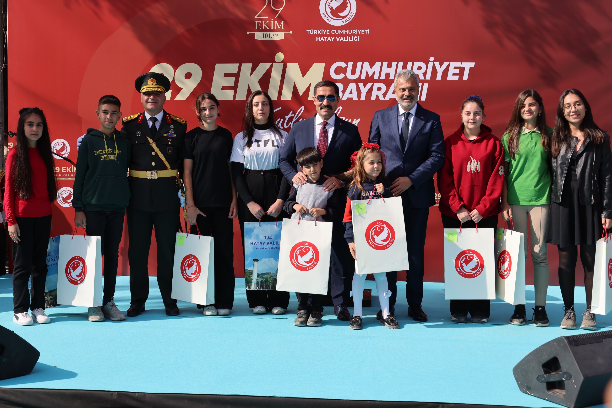 Hatay, 29 Ekim Cumhuriyet Bayramı’nı 101. yılda büyük bir coşkuyla kutladı. Vali Masatlı ve protokol üyeleri katıldı; etkinliklerde özel gösteriler ve hediyelerle bayram neşesi artırıldı