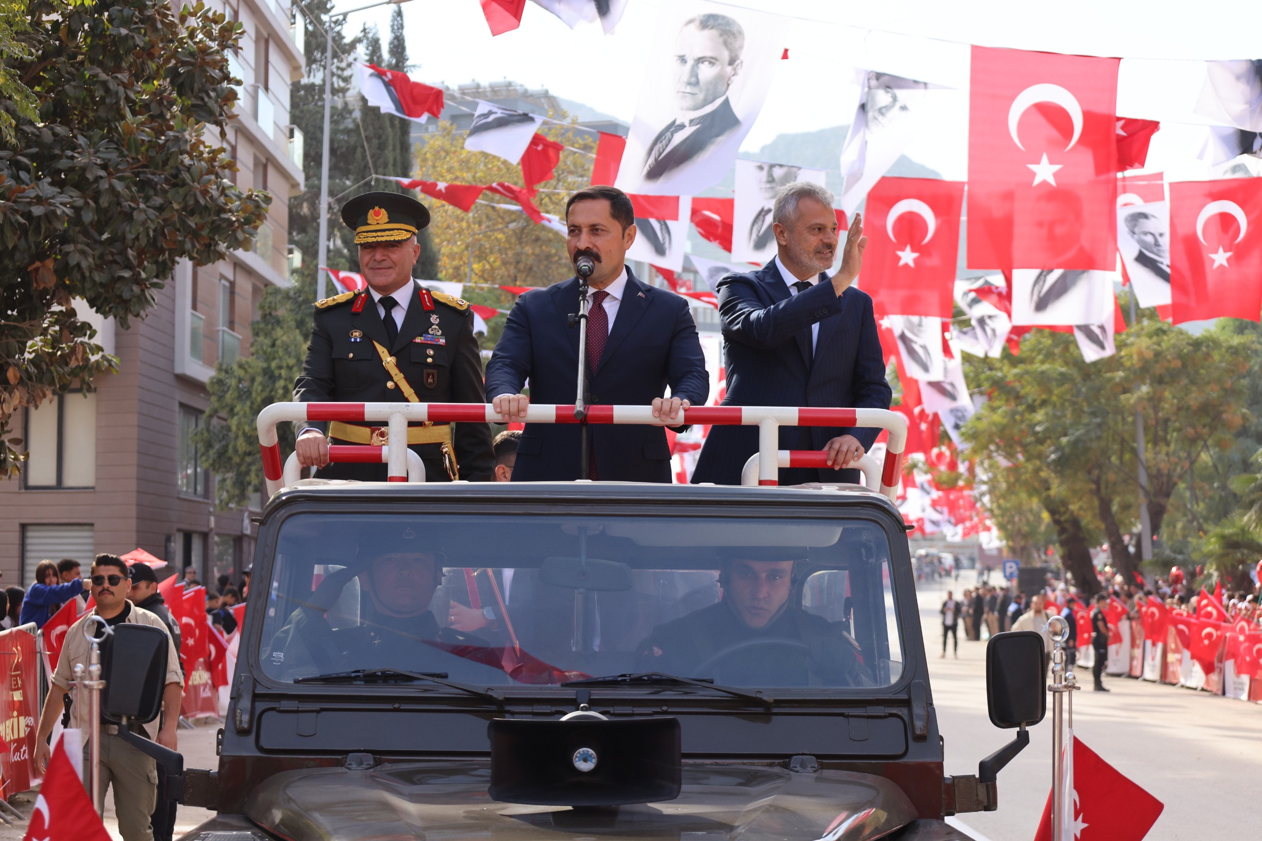 Hatay, 29 Ekim Cumhuriyet Bayramı’nı 101. yılda büyük bir coşkuyla kutladı. Vali Masatlı ve protokol üyeleri katıldı; etkinliklerde özel gösteriler ve hediyelerle bayram neşesi artırıldı