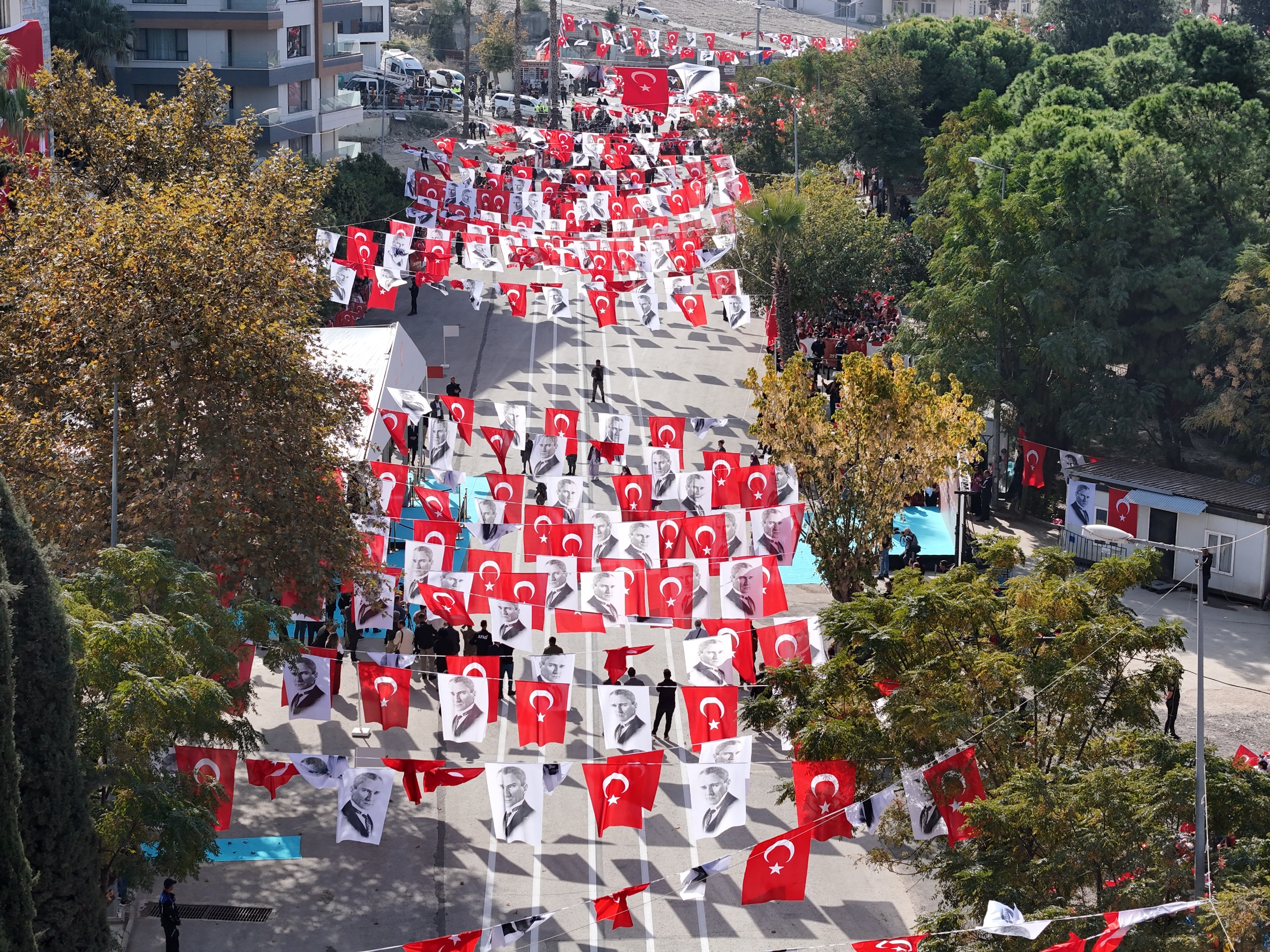 Hatay, 29 Ekim Cumhuriyet Bayramı’nı 101. yılda büyük bir coşkuyla kutladı. Vali Masatlı ve protokol üyeleri katıldı; etkinliklerde özel gösteriler ve hediyelerle bayram neşesi artırıldı