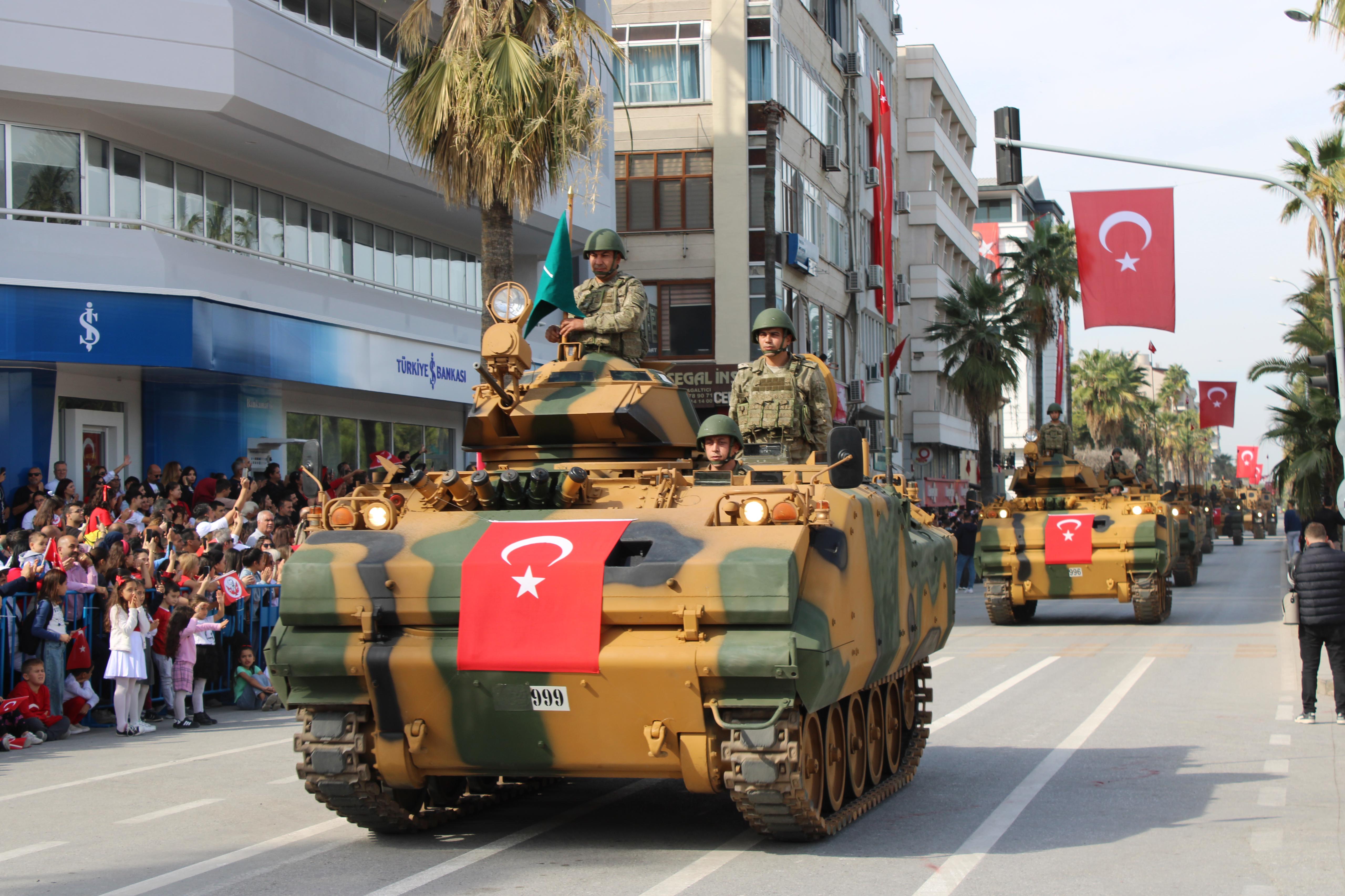 Hatay, 29 Ekim Cumhuriyet Bayramı’nı 101. yılda büyük bir coşkuyla kutladı. Vali Masatlı ve protokol üyeleri katıldı; etkinliklerde özel gösteriler ve hediyelerle bayram neşesi artırıldı