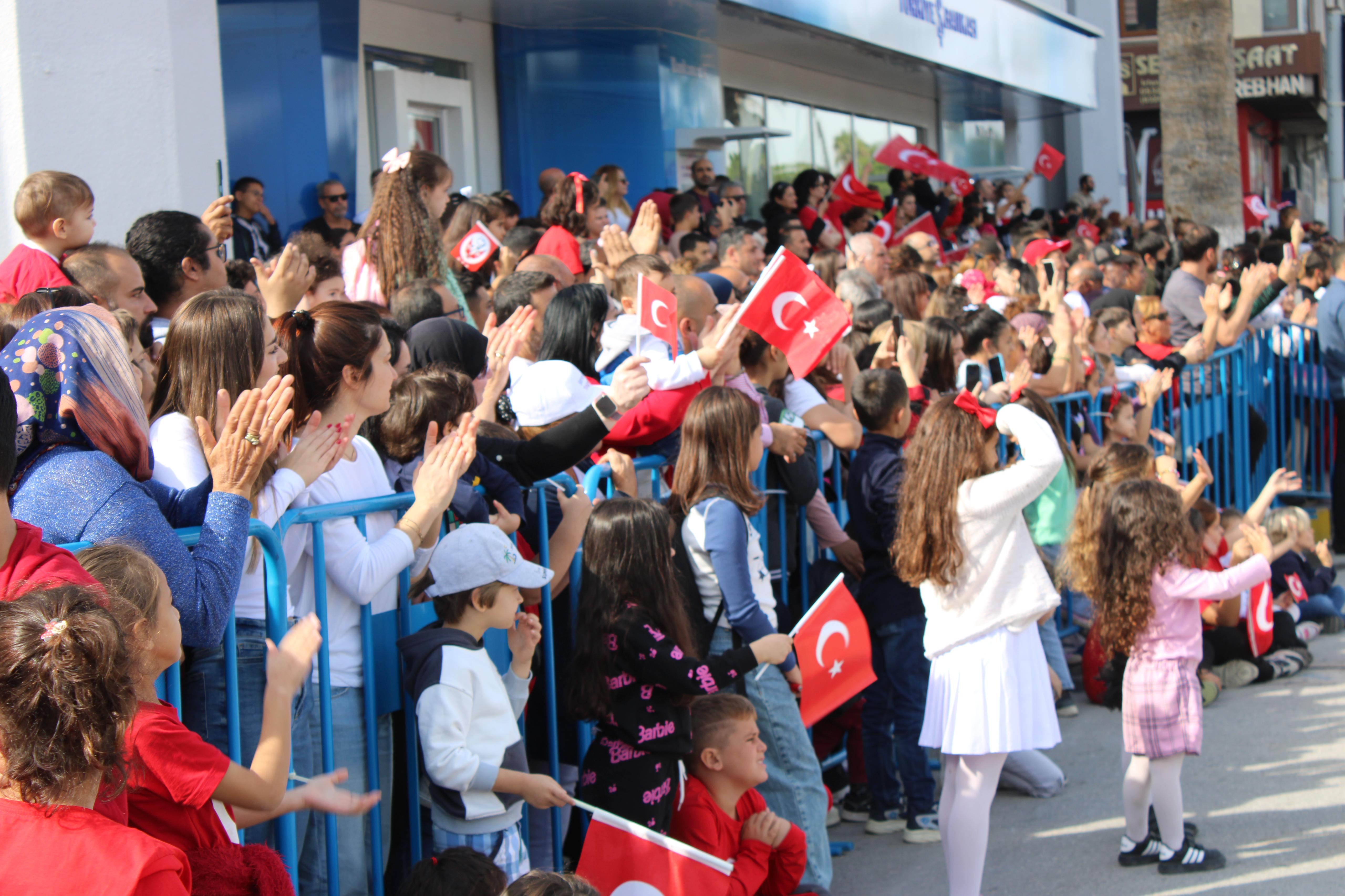 Hatay, 29 Ekim Cumhuriyet Bayramı’nı 101. yılda büyük bir coşkuyla kutladı. Vali Masatlı ve protokol üyeleri katıldı; etkinliklerde özel gösteriler ve hediyelerle bayram neşesi artırıldı