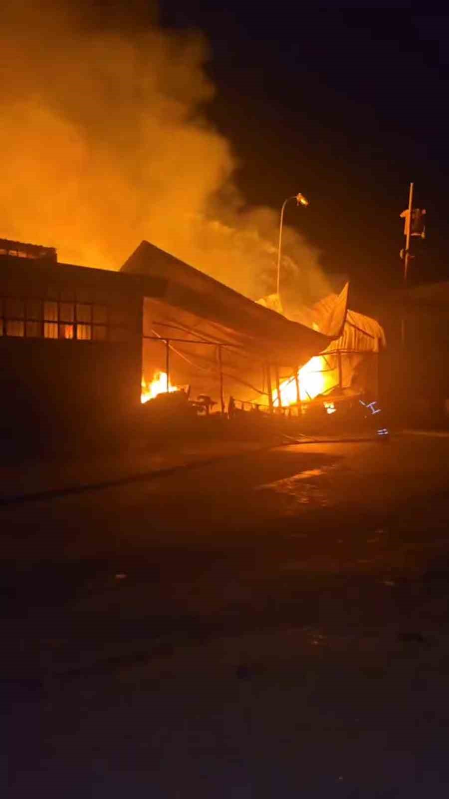 Hatay'ın Antakya ilçesindeki sanayi sitesinde gece saatlerinde çıkan yangın, 6 iş yerinin zarar görmesine neden oldu. Mobilya atölyesinde başlayan yangın, çevredeki işletmelere de sıçradı.