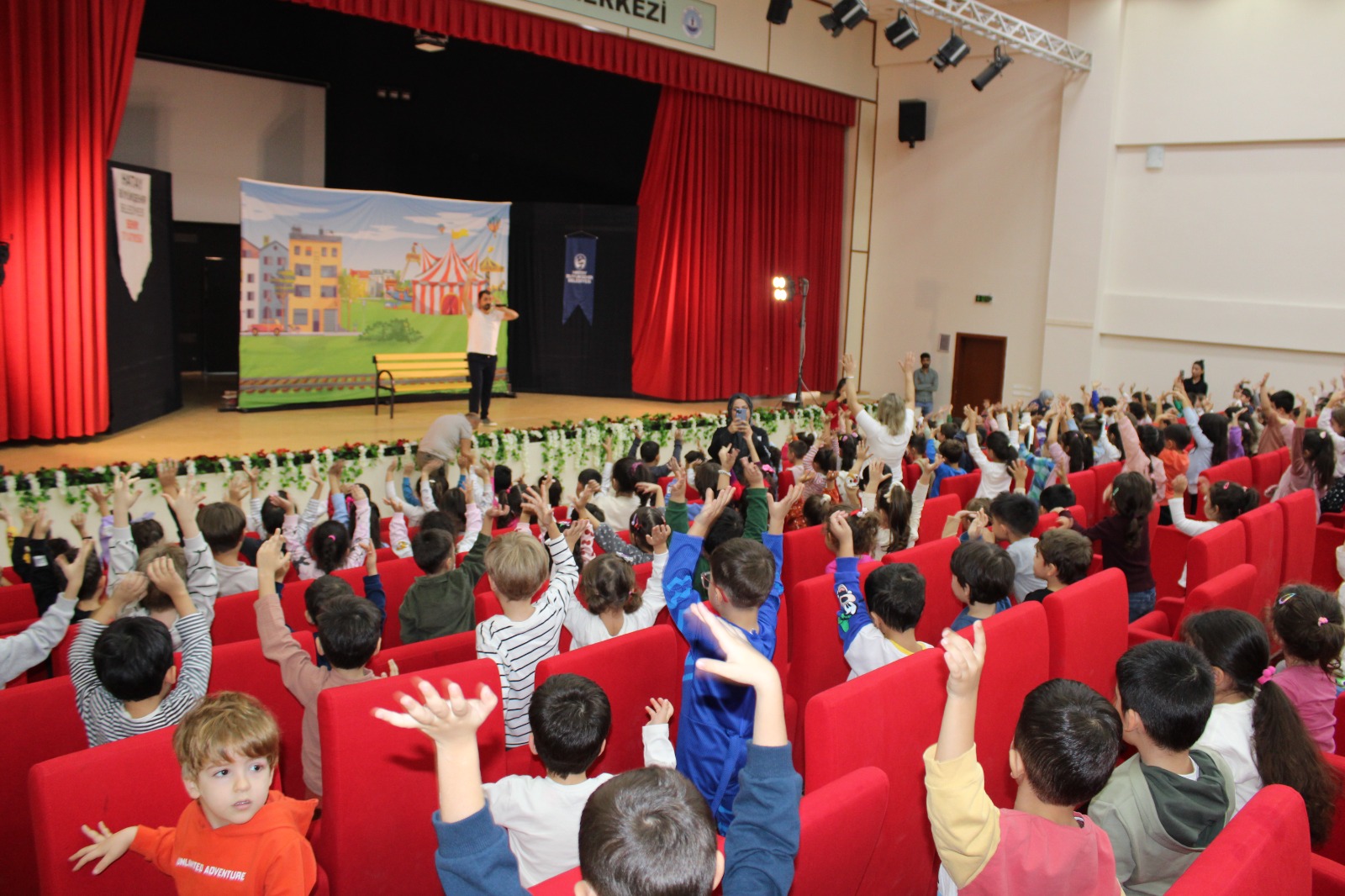 Hatay Büyükşehir Belediyesi Şehir Tiyatrosu, "İki Bavul Dolusu" adlı çocuk oyununu Belen, Kırıkhan, Arsuz ve Dörtyol'daki anaokullarında sahneleyerek minik öğrencilere keyifli anlar yaşattı.