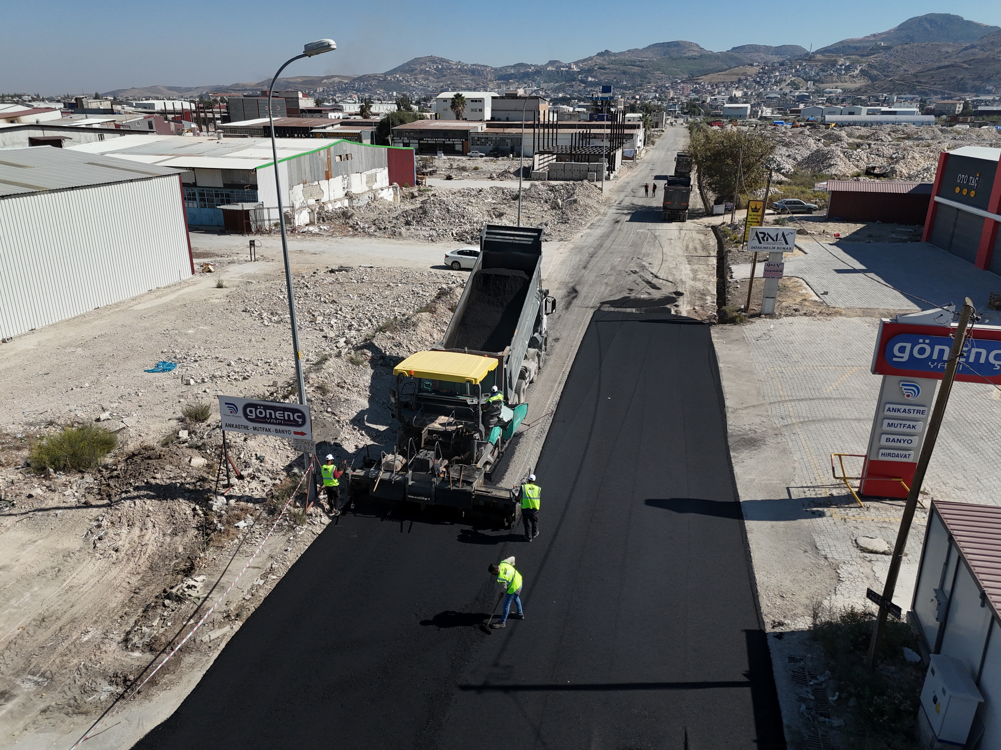 Hatay Büyükşehir Belediyesi, sağlıklı ve güvenli ulaşım hedefiyle yol iyileştirme çalışmalarına devam ediyor. 