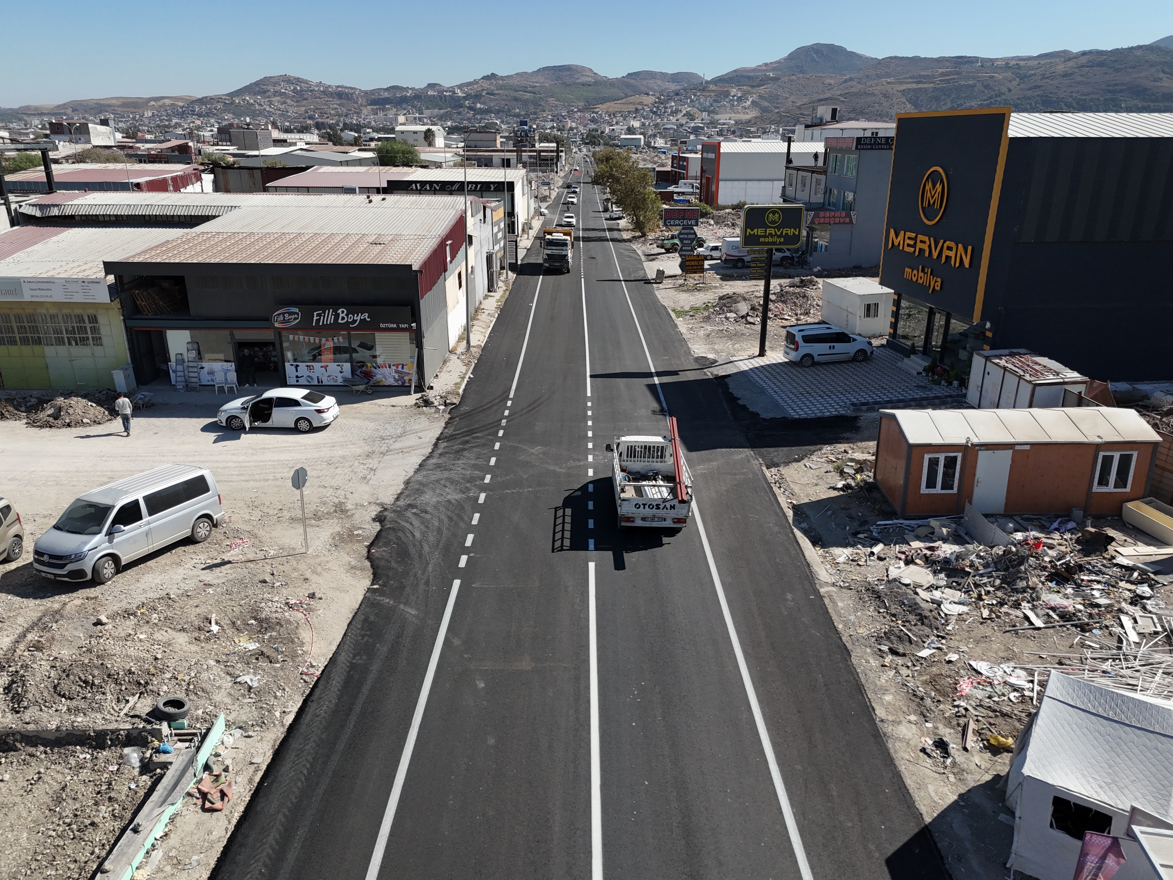 Hatay Büyükşehir Belediyesi, sağlıklı ve güvenli ulaşım hedefiyle yol iyileştirme çalışmalarına devam ediyor. 