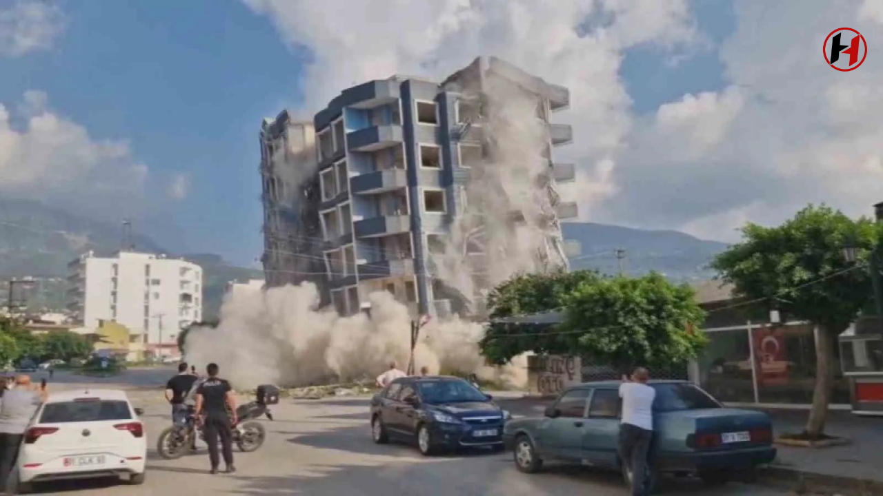 Hatay'da Yıkım Paniği: 7 Katlı Bina Yerle Bir Oldu!