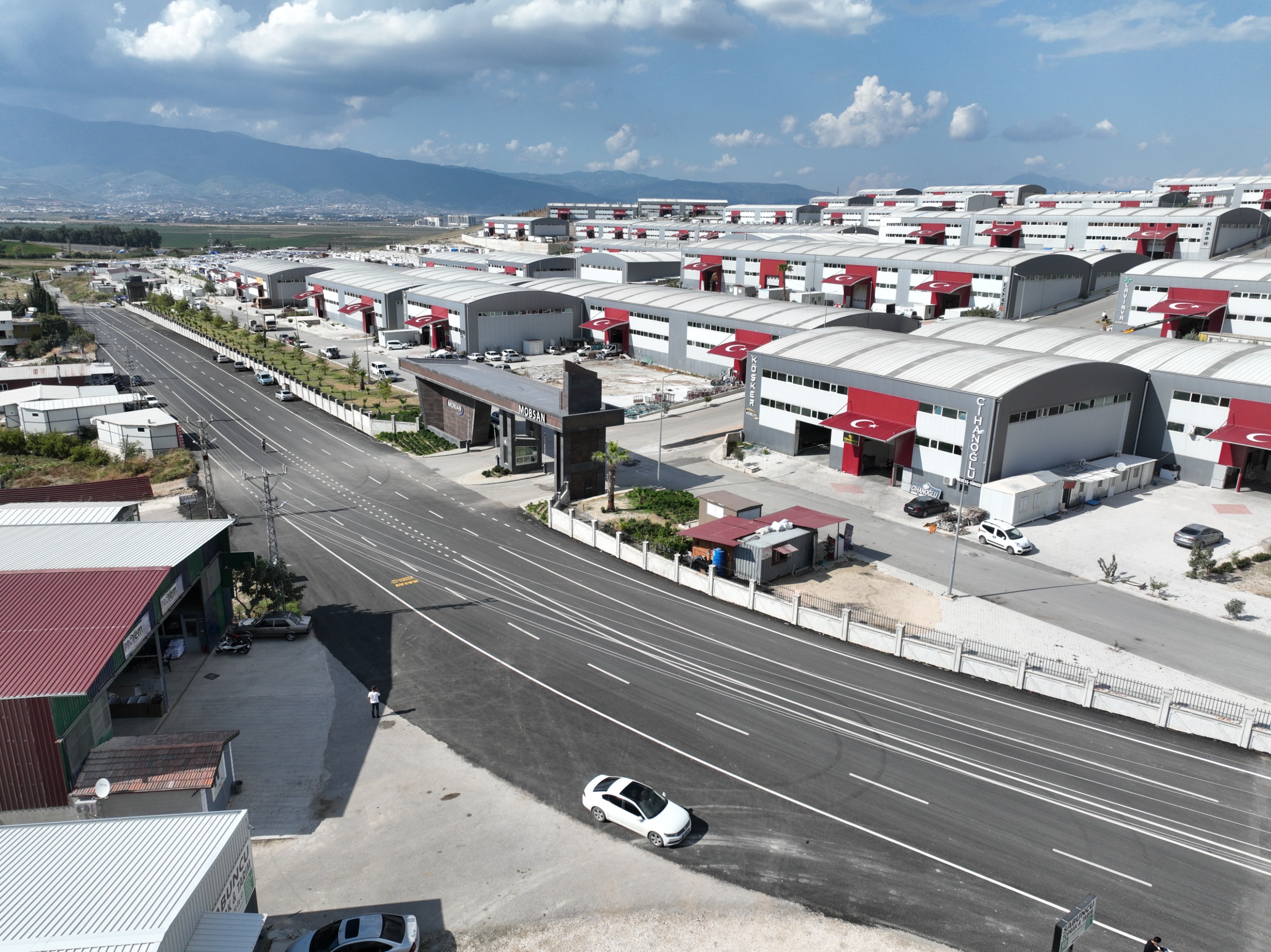 Hatay Büyükşehir Belediyesi, Başkan Mehmet Öntürk’ün talimatıyla il genelinde başlatılan yol yapım, bakım-onarım ve modernizasyon çalışmalarına hız verdi.