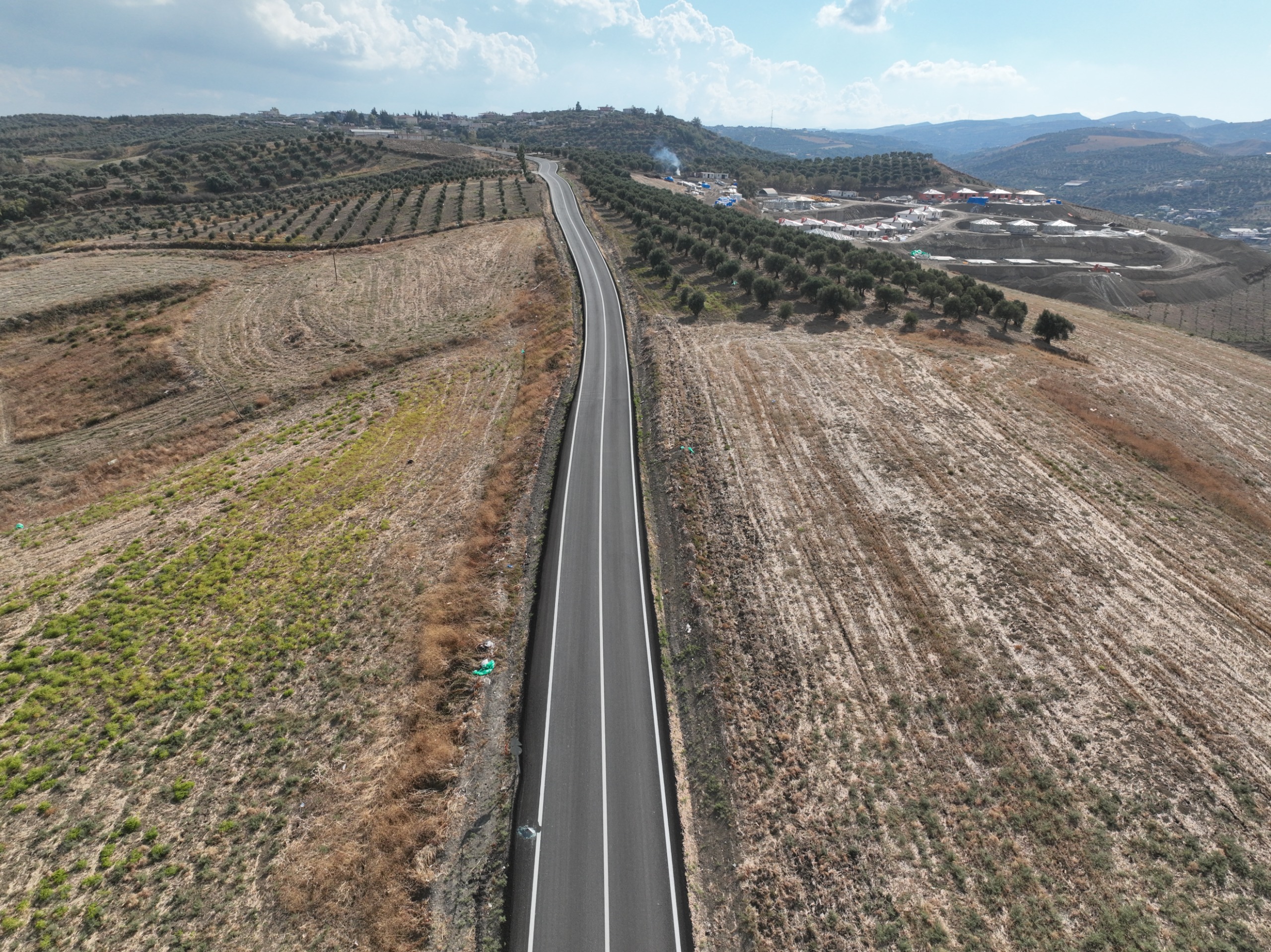 Hatay Büyükşehir Belediyesi, Başkan Mehmet Öntürk’ün talimatıyla il genelinde başlatılan yol yapım, bakım-onarım ve modernizasyon çalışmalarına hız verdi.