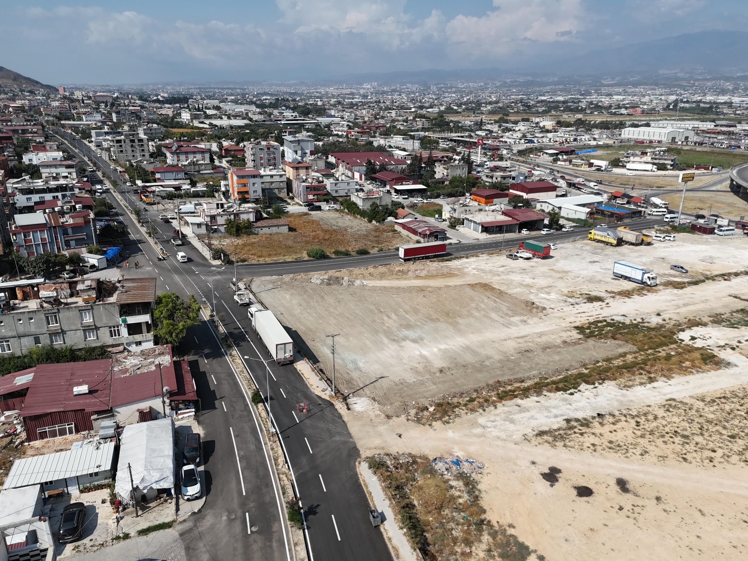 Hatay Büyükşehir Belediyesi, Başkan Mehmet Öntürk’ün talimatıyla il genelinde başlatılan yol yapım, bakım-onarım ve modernizasyon çalışmalarına hız verdi.