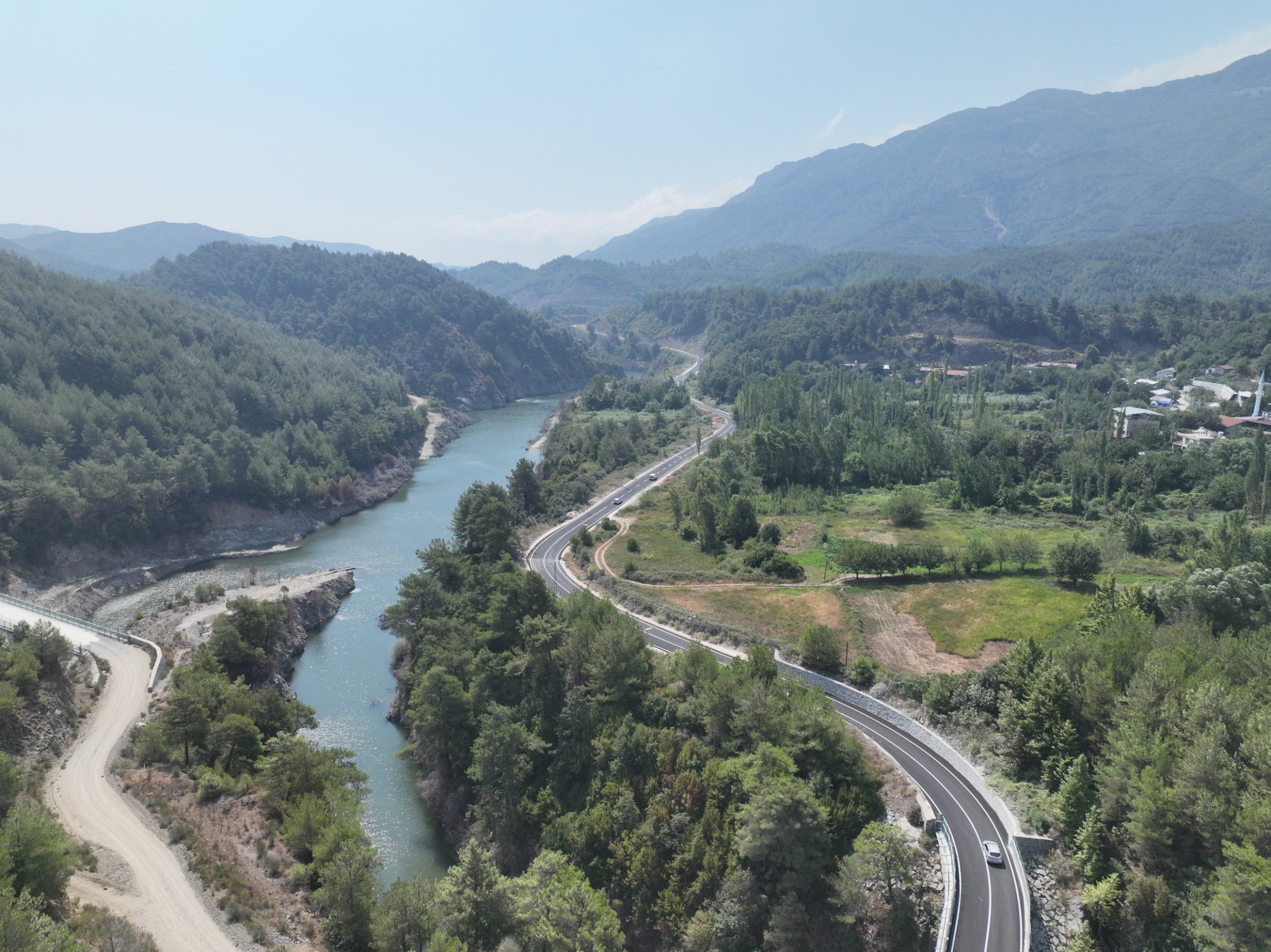 Hatay Büyükşehir Belediyesi, Başkan Mehmet Öntürk’ün talimatıyla il genelinde başlatılan yol yapım, bakım-onarım ve modernizasyon çalışmalarına hız verdi.