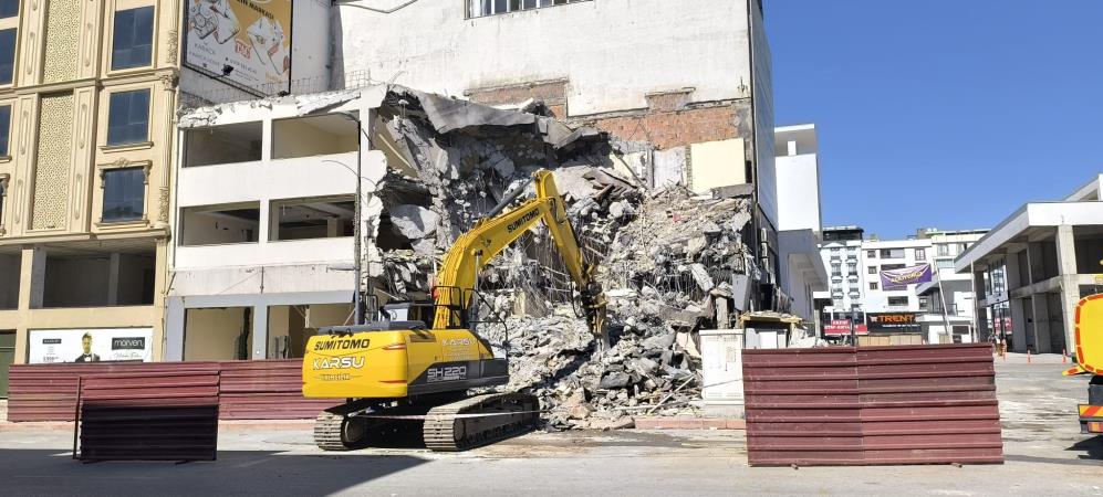  Hatay’ın Dörtyol ilçesinde depremde hasar gören bir binanın yıkımı sırasında yaşanan kazada bir yıkım operatörü yaralandı.