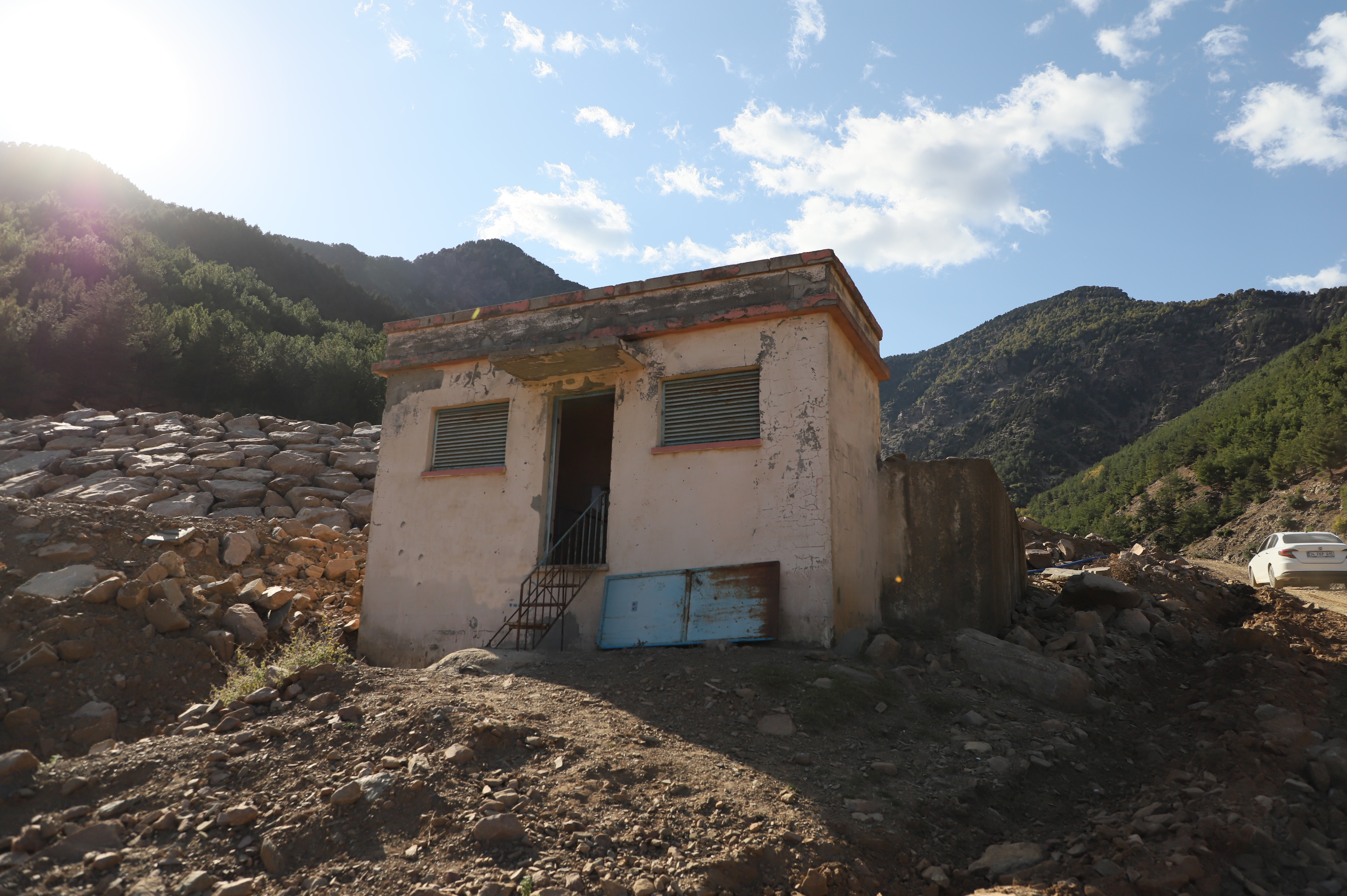 Hatay Büyükşehir Belediyesi HATSU, 6 Şubat depreminde hasar gören su depolarını yenileyerek sağlıklı su erişimini artırıyor. Hassa’da yeni prefabrik depo kurulan çalışmalar tüm hızıyla devam ediyor.