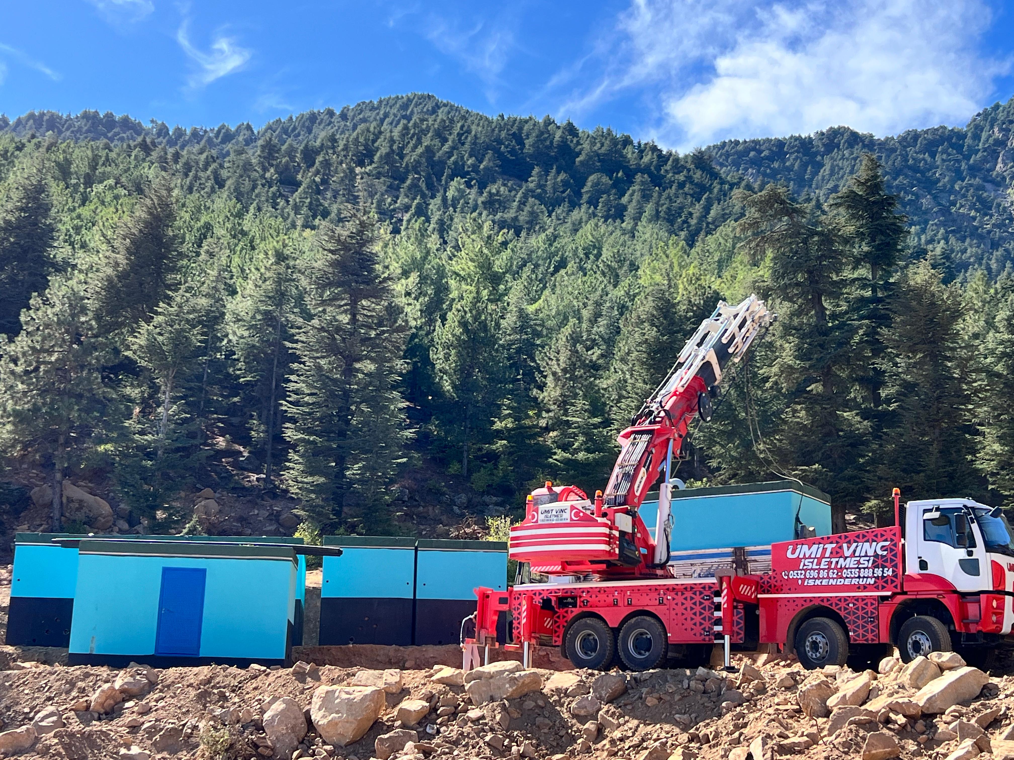 Hatay Büyükşehir Belediyesi HATSU, 6 Şubat depreminde hasar gören su depolarını yenileyerek sağlıklı su erişimini artırıyor. Hassa’da yeni prefabrik depo kurulan çalışmalar tüm hızıyla devam ediyor.