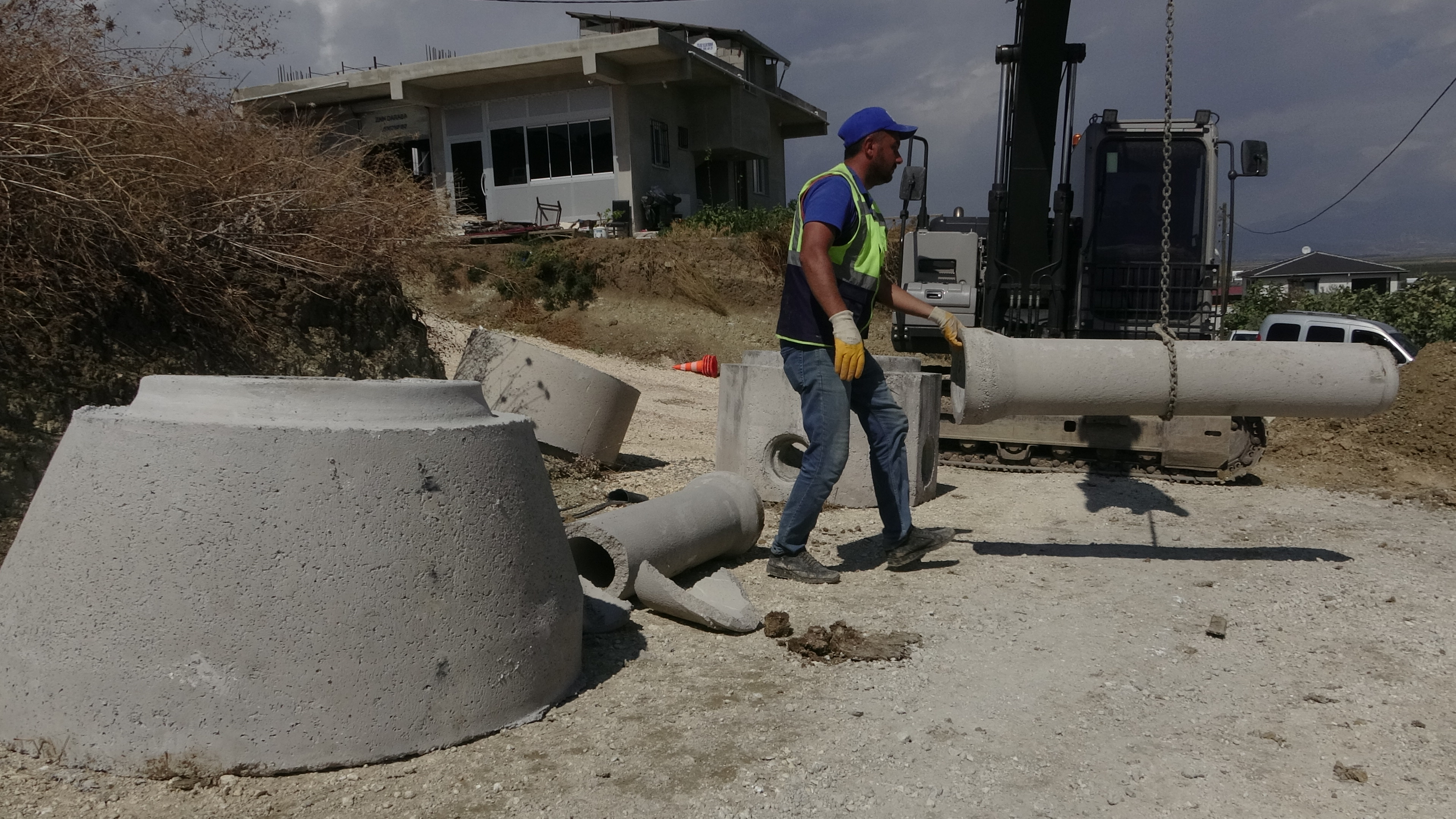 Hatay Büyükşehir Belediyesi Su ve Kanalizasyon İdaresi (HATSU), Üzümdalı Mahallesi'nde içme suyu ve atık su altyapısını güçlendirmek amacıyla önemli bir projeye imza atıyor.