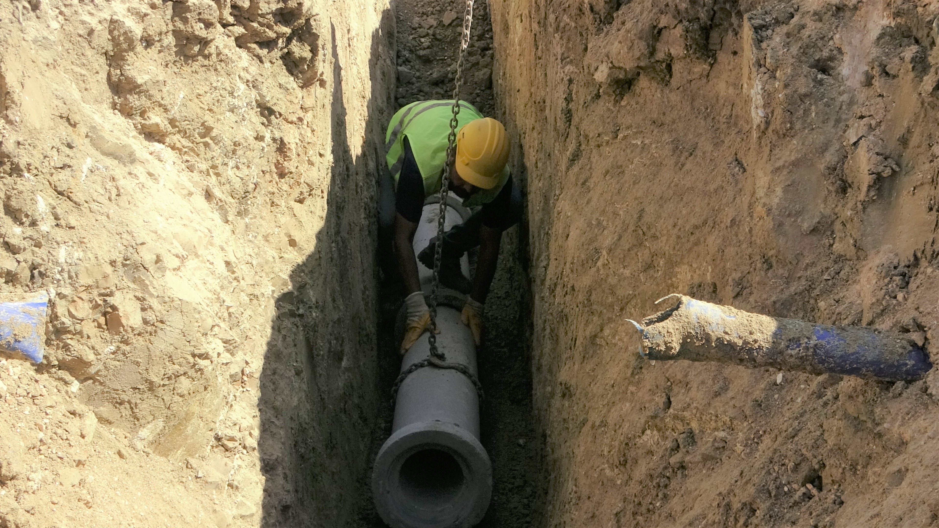 Hatay Büyükşehir Belediyesi Su ve Kanalizasyon İdaresi (HATSU), Üzümdalı Mahallesi'nde içme suyu ve atık su altyapısını güçlendirmek amacıyla önemli bir projeye imza atıyor.