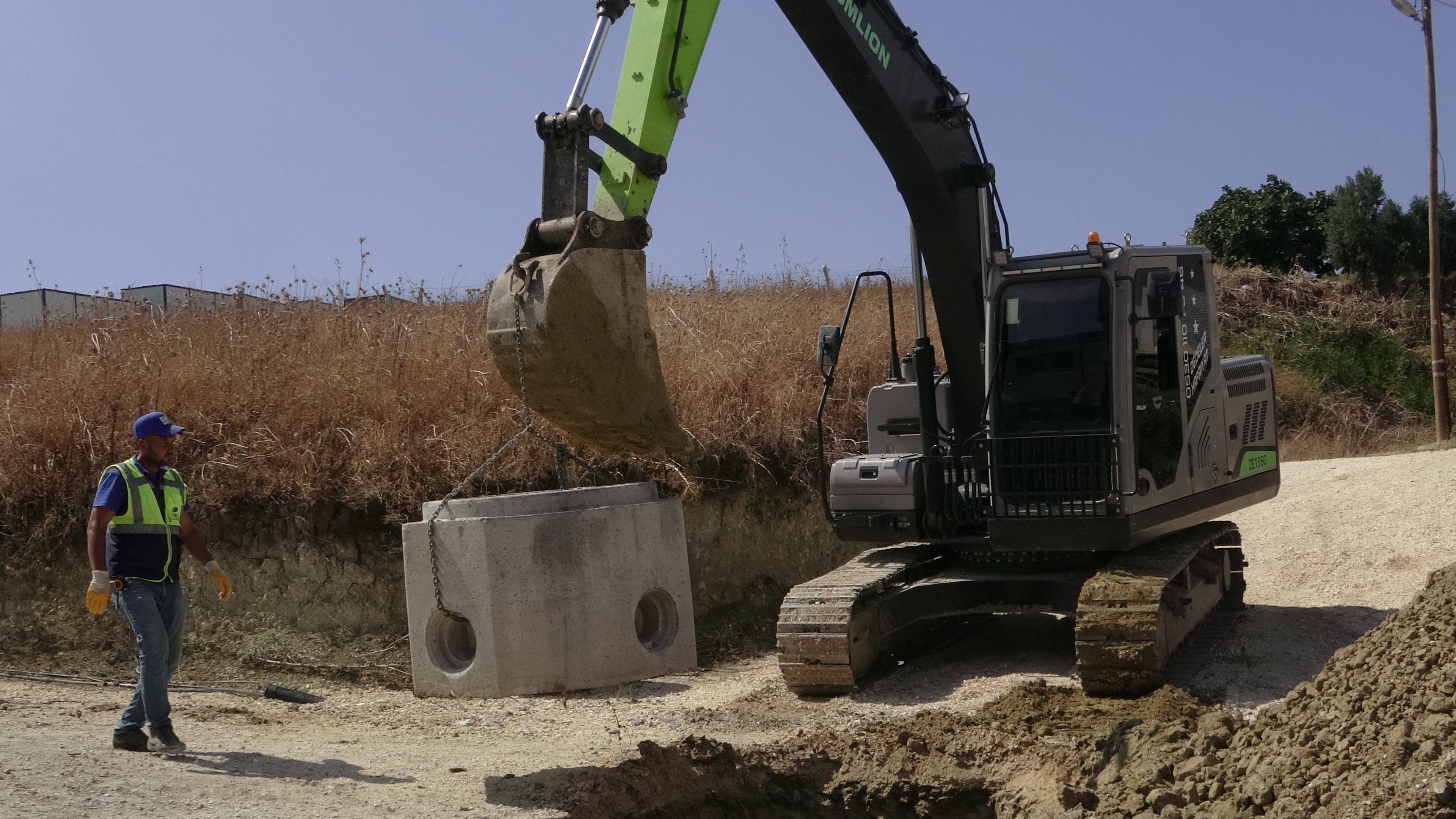 Hatay Büyükşehir Belediyesi Su ve Kanalizasyon İdaresi (HATSU), Üzümdalı Mahallesi'nde içme suyu ve atık su altyapısını güçlendirmek amacıyla önemli bir projeye imza atıyor.