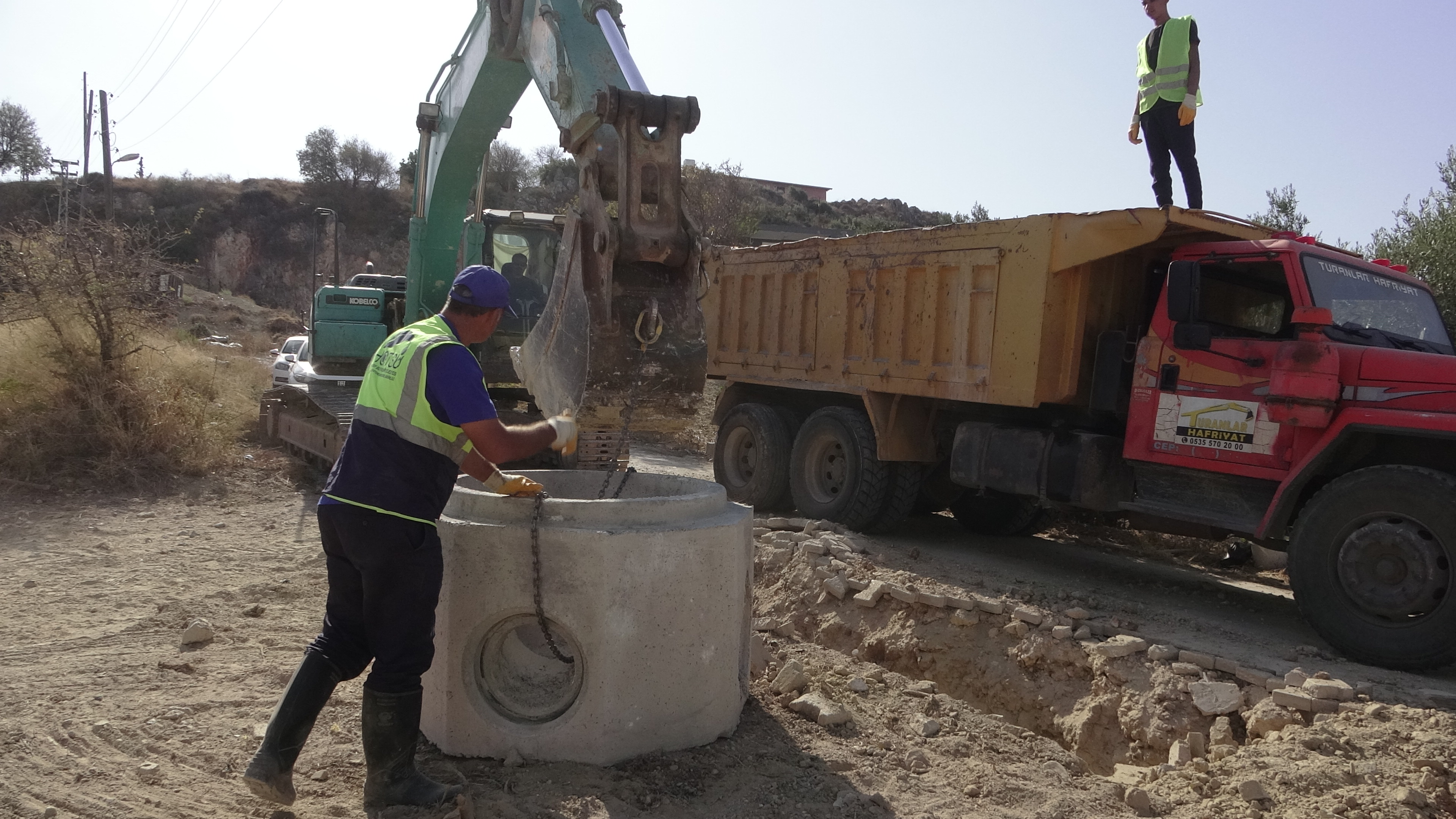 Hatay Büyükşehir Belediyesi, altyapı eksikliklerini gidermek amacıyla Antakya Mansurlu Mahallesi’nde 2000 metrelik yeni atık su hattı inşasına başladı. 